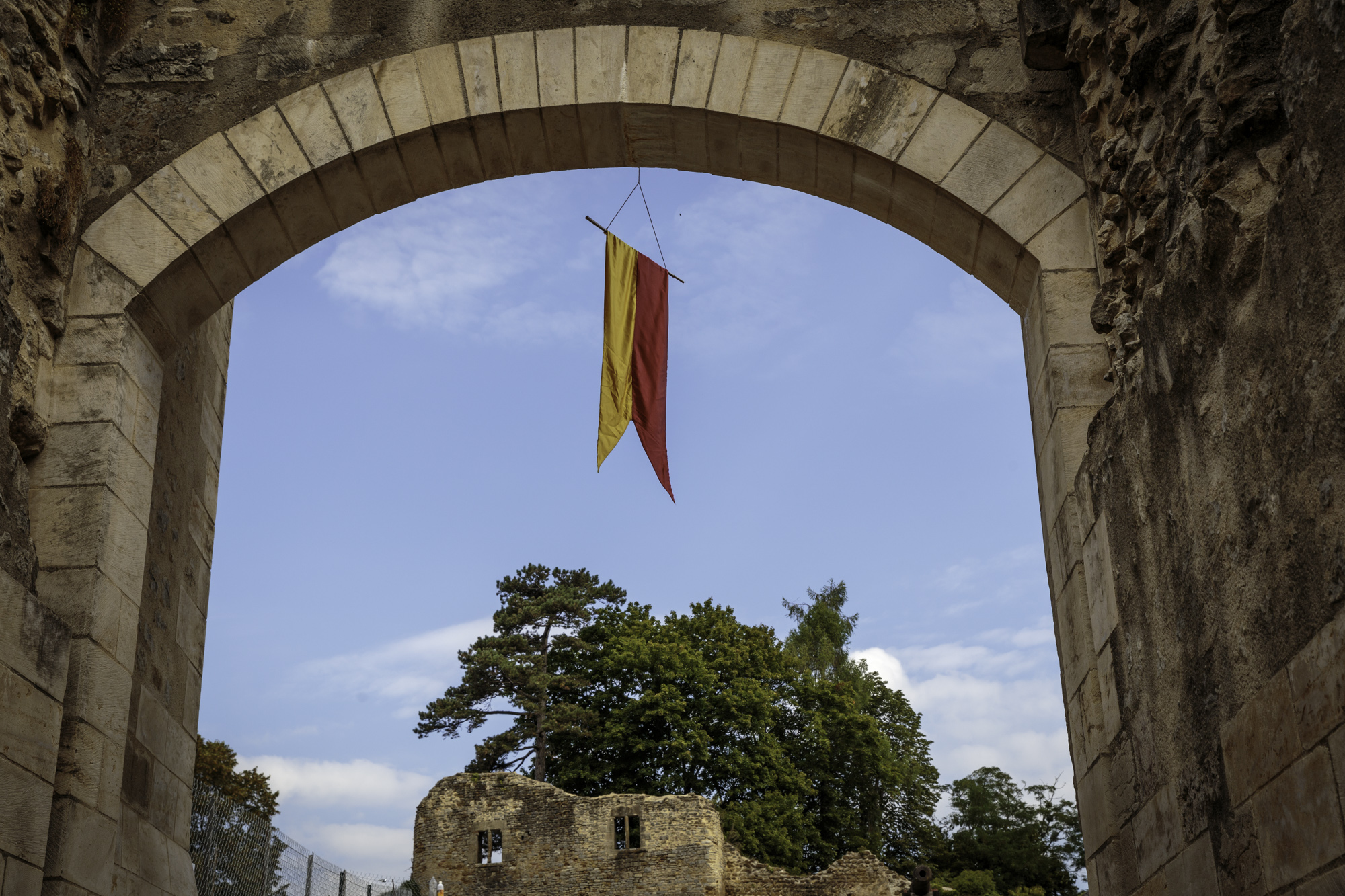 Porte du Vieux Château de Moulins-Engilbert