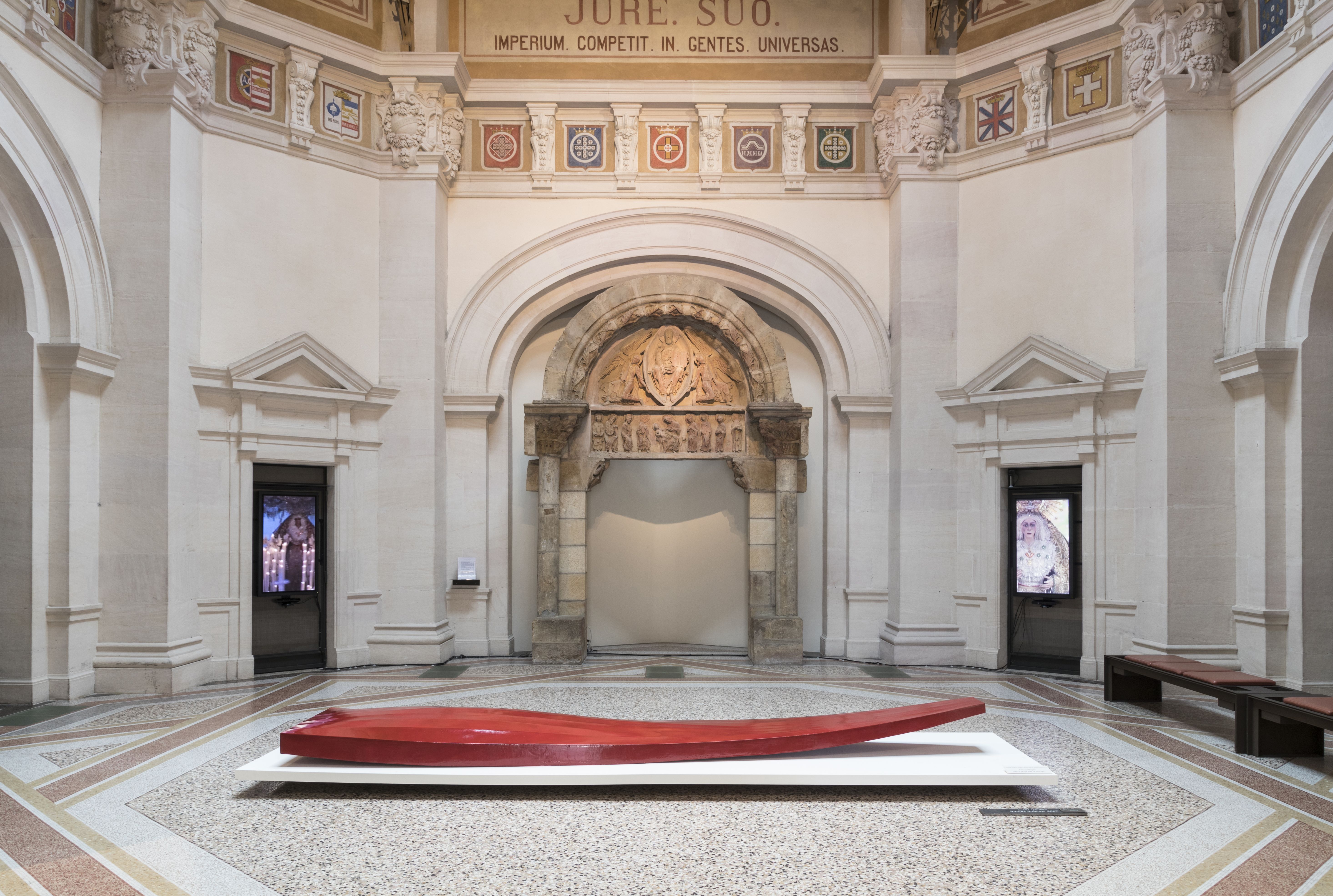 Salle centrale du Hiéron et le tympan d'Anzy-le-Duc