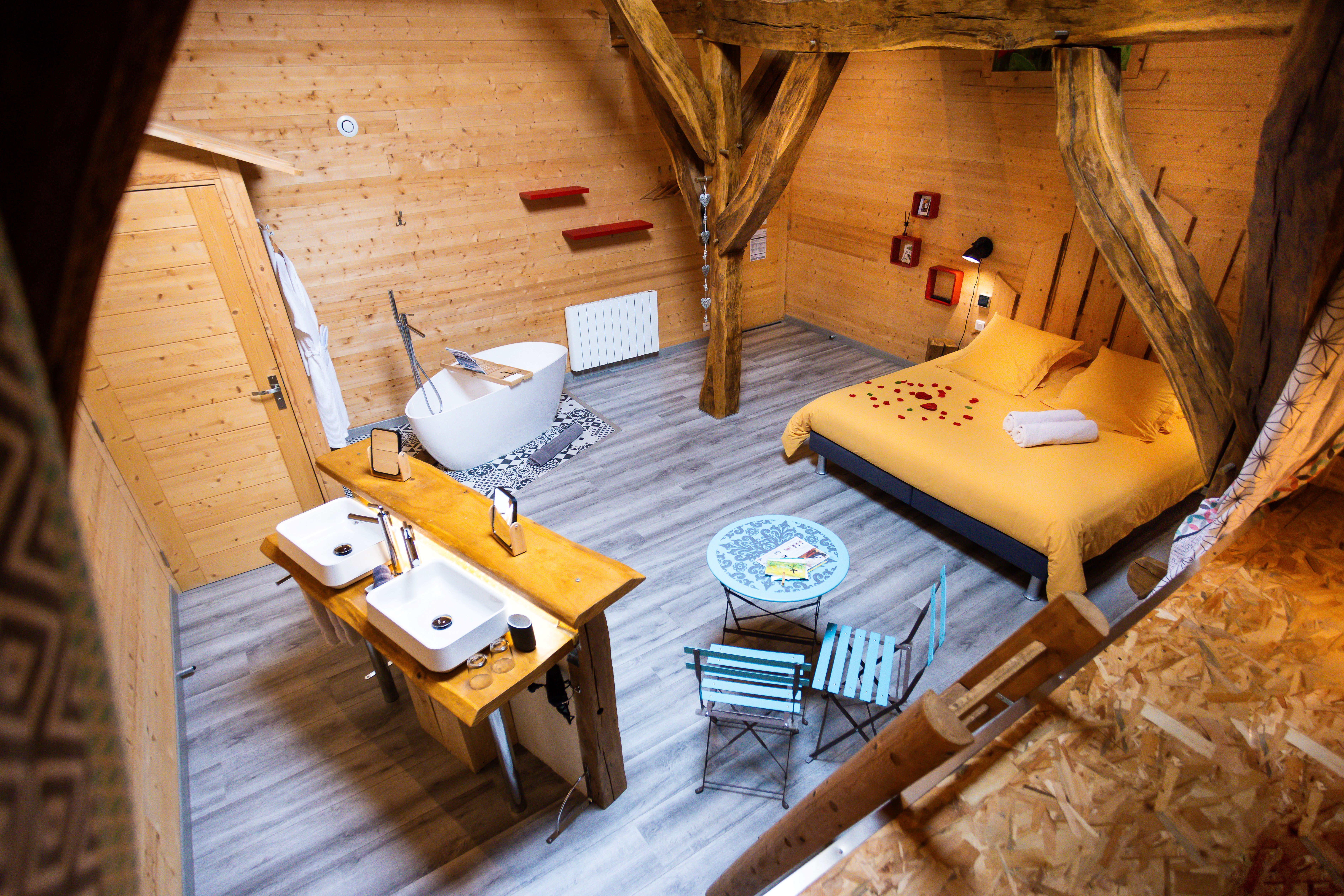 HÉBERGEMENT INSOLITE – CABANE TONNEAU | Massif des Vosges