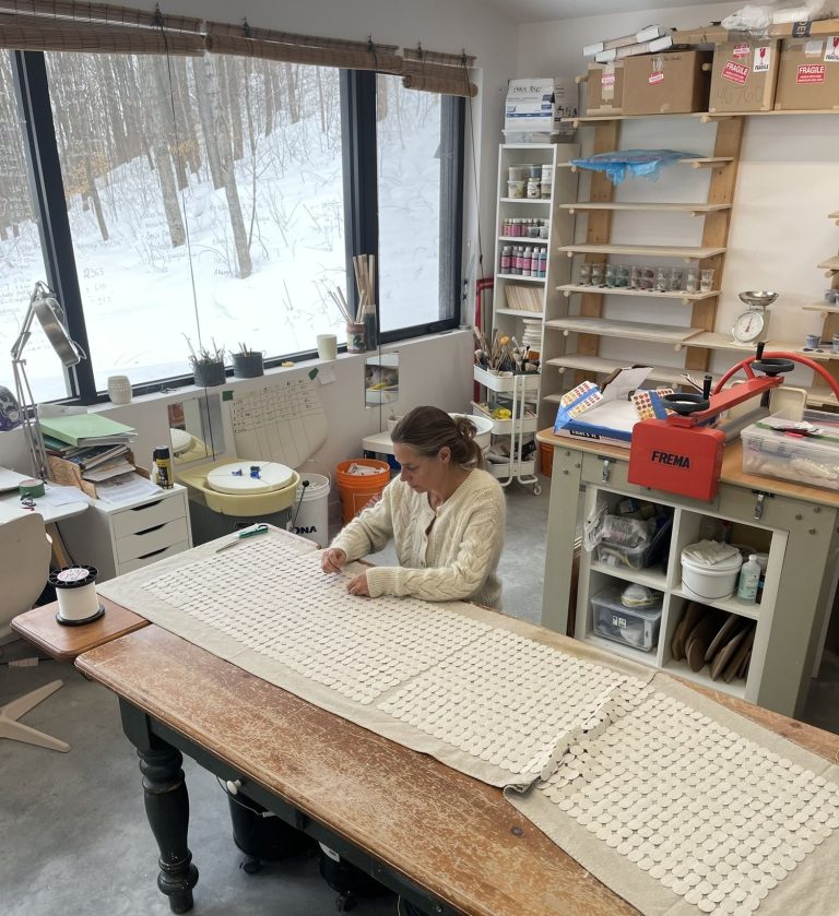 03-Geste-Tissage-de-porcelaine-Sophie-Manessiez-768x839