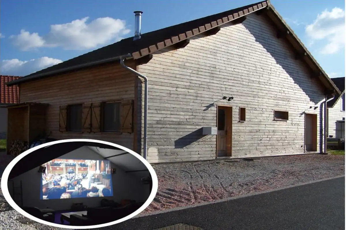 Maison en bois avec salle de cinéma à la campagne