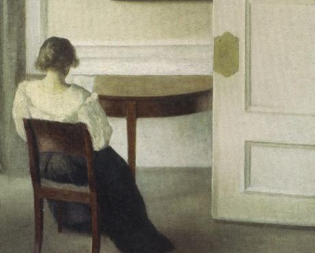 femmes derrière la porte