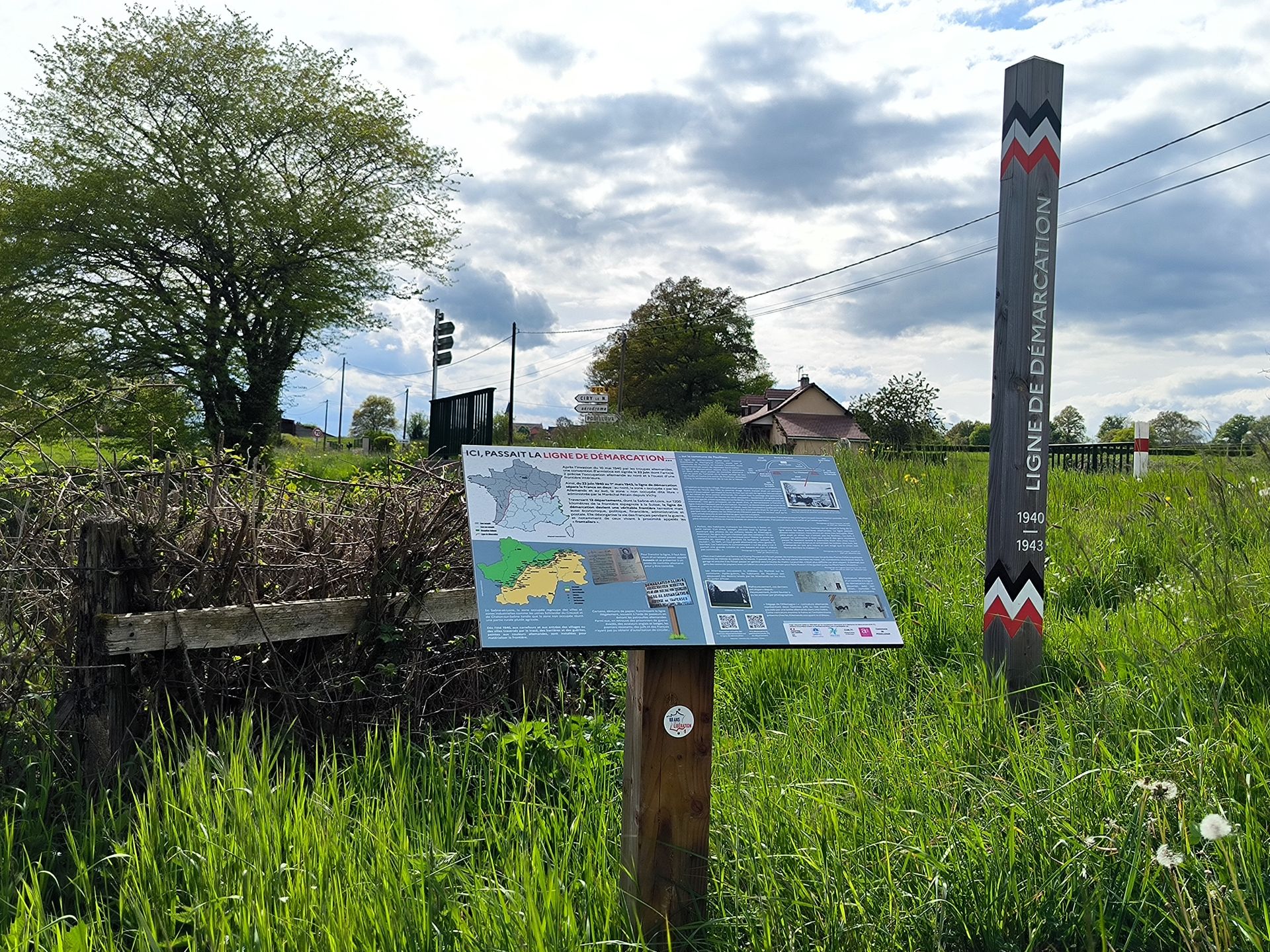 Ligne de démarcation - ancien poste de contrôle allemand - Pupitre/Poteau
