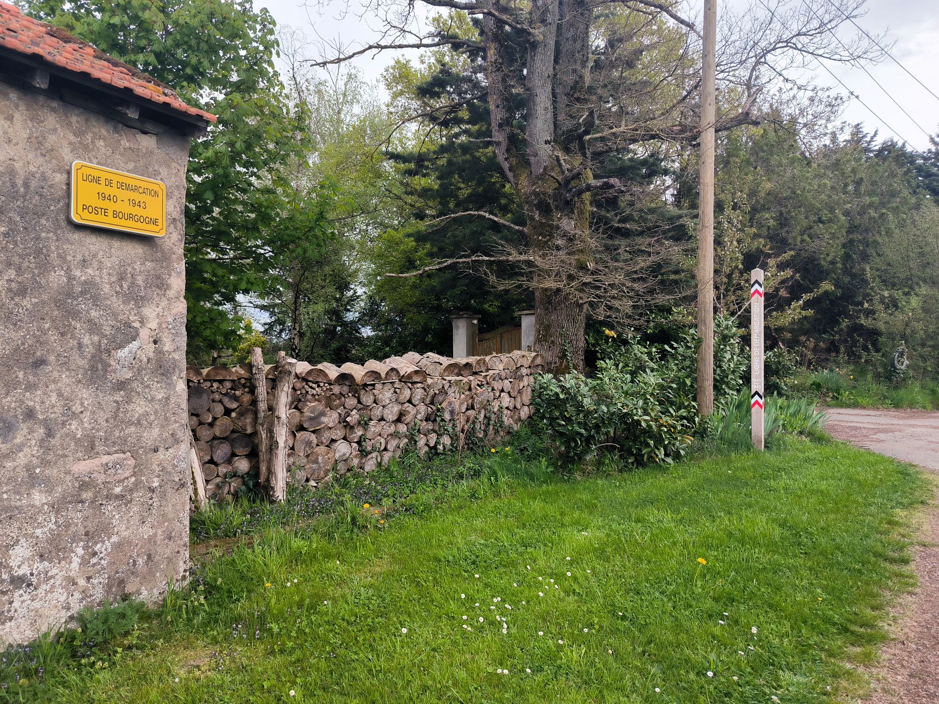 Ligne de démarcation - ancien poste de contrôle allemand - Poteau