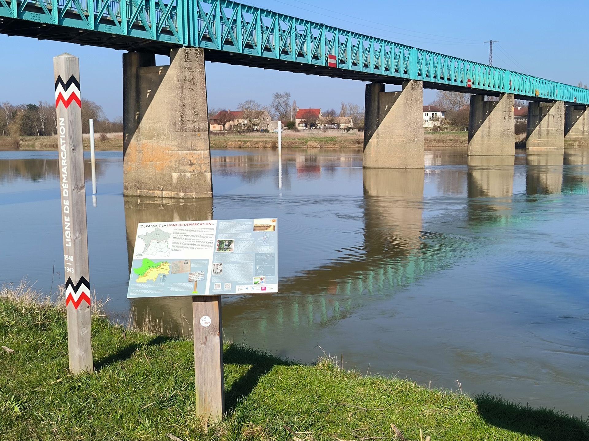 Ligne de démarcation - ancien poste de contrôle allemand - Poteau/Pupitre