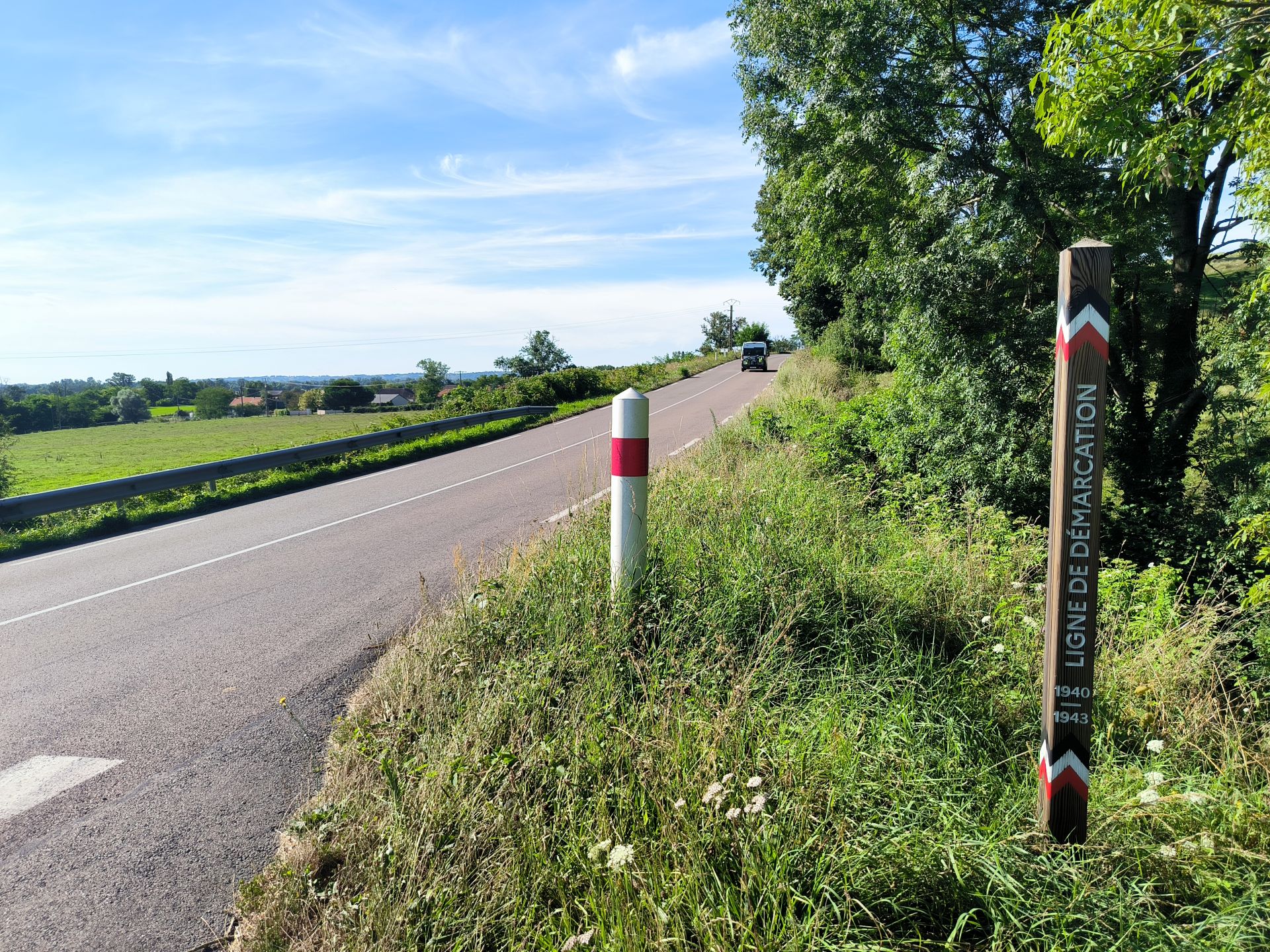 Ligne de démarcation - ancien poste de contrôle allemand - Poteau