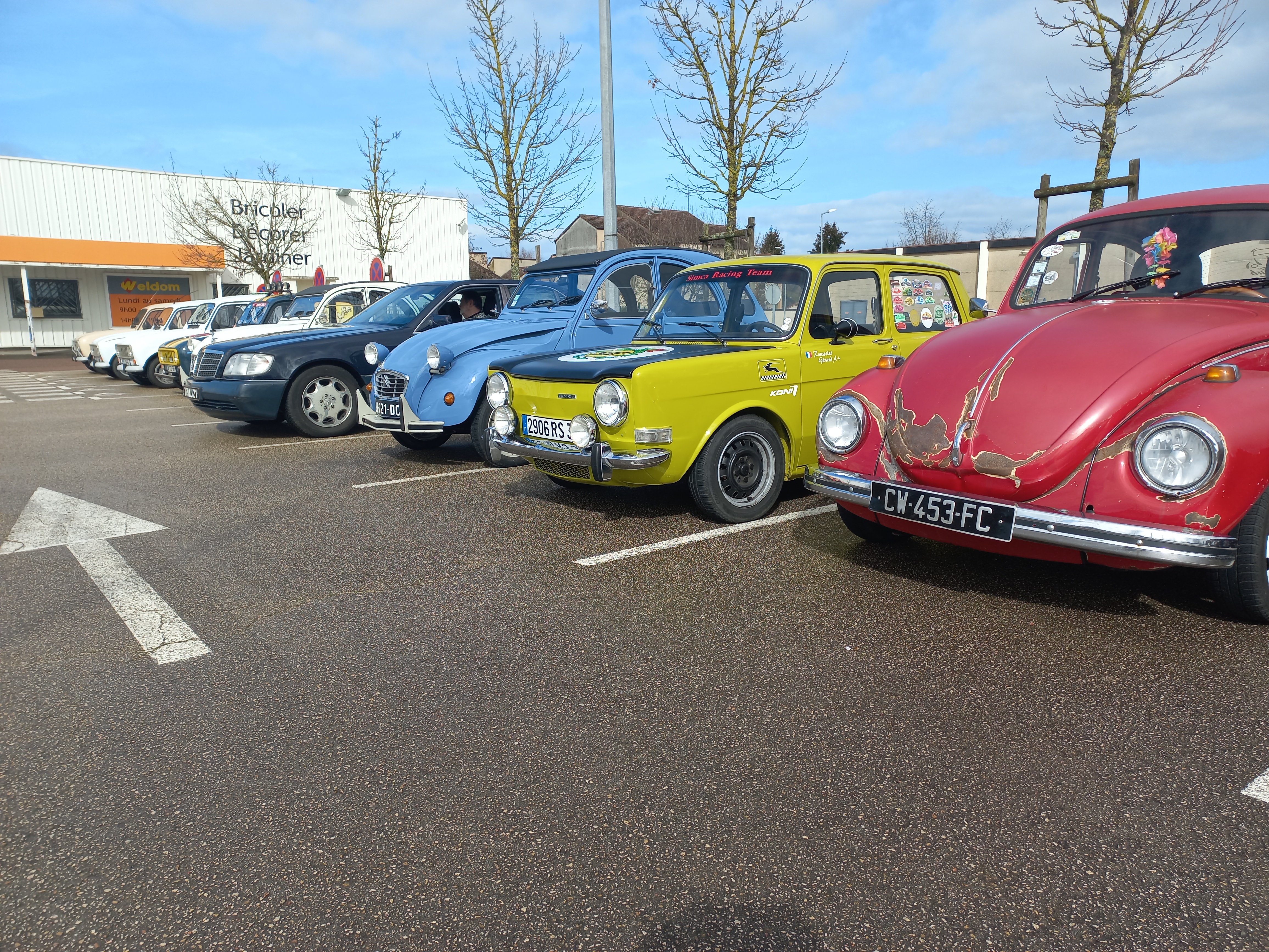 Rassemblement V2RS parking WELDOM SEURRE