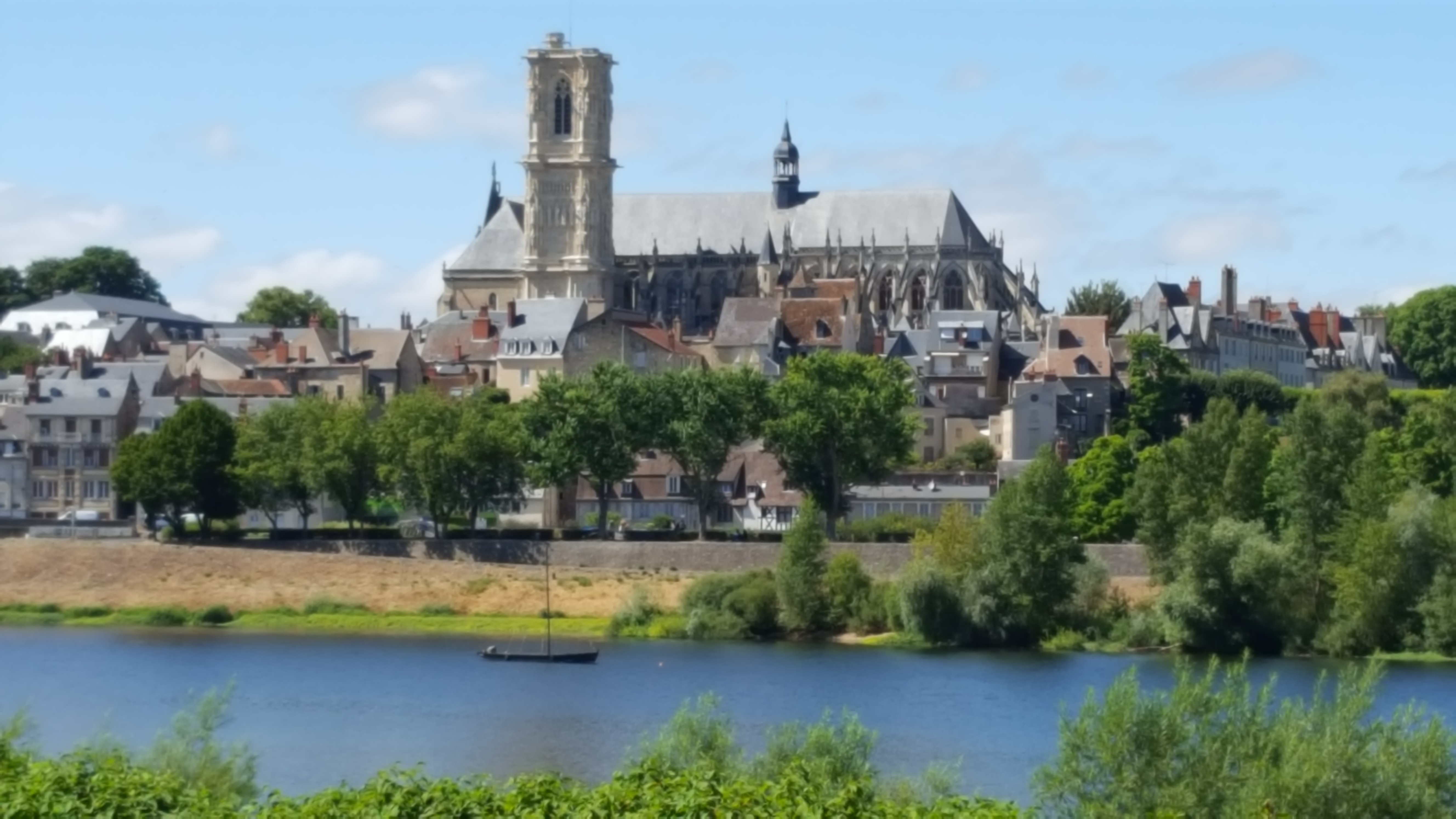 Vue sur la Cathédrale St Cyr et Ste Julitte depuis la Loire