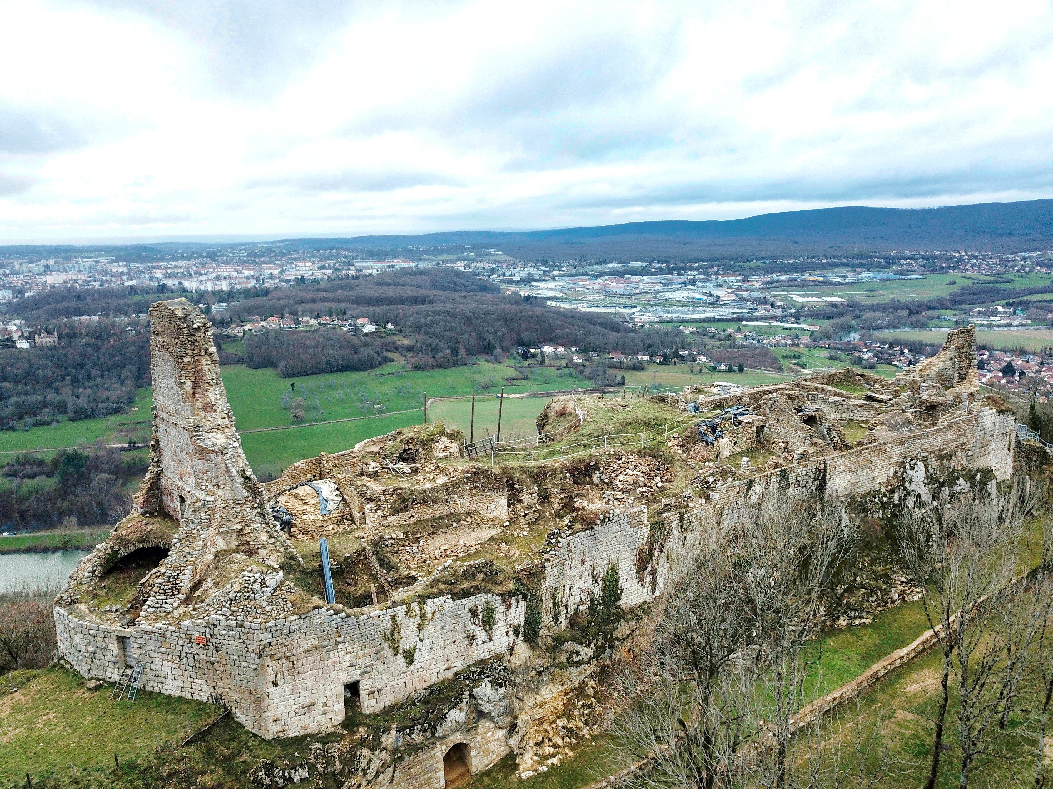 Le château de Montfaucon 2 par drone