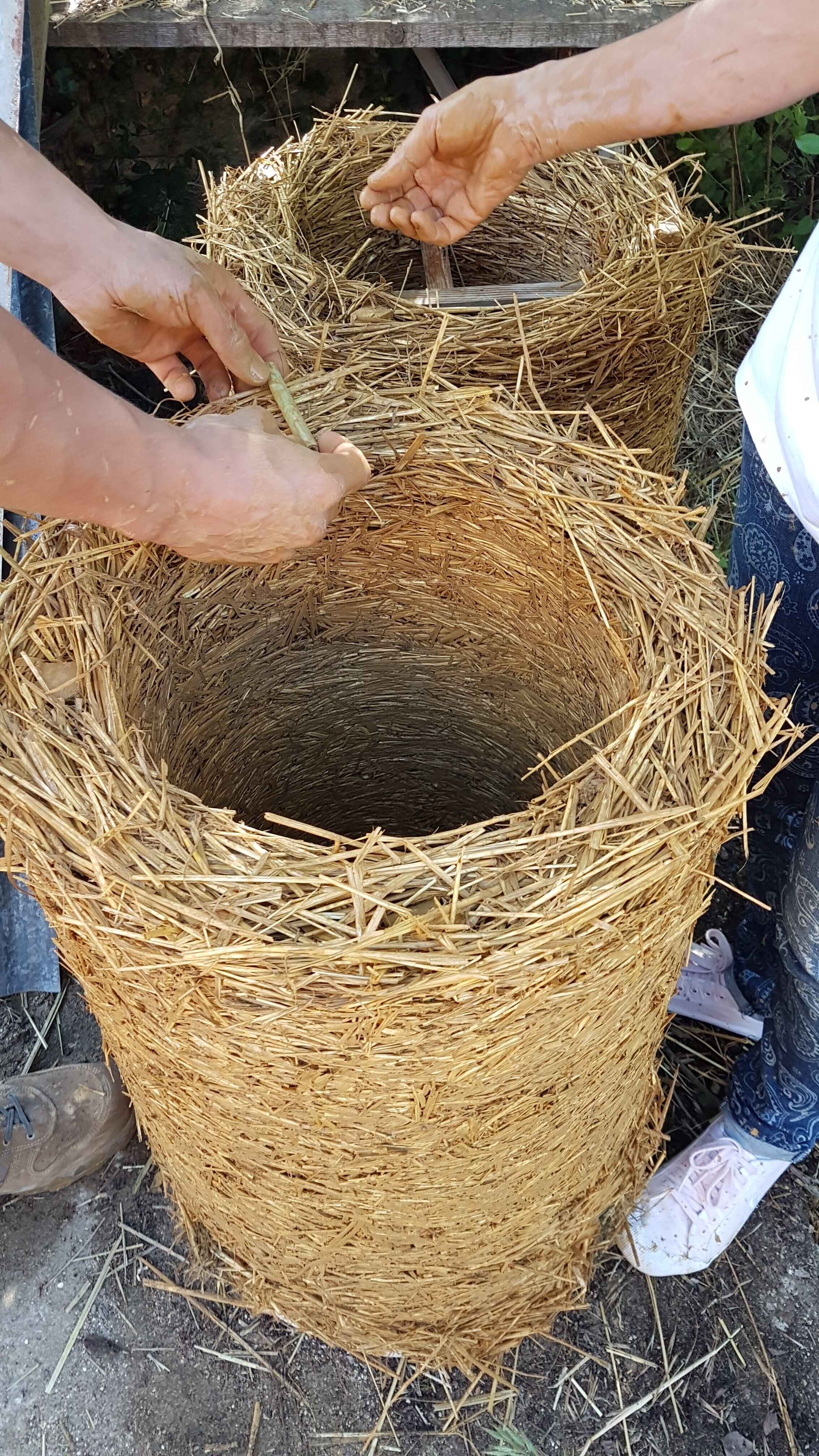 Ruches de biodiversité en terre paille