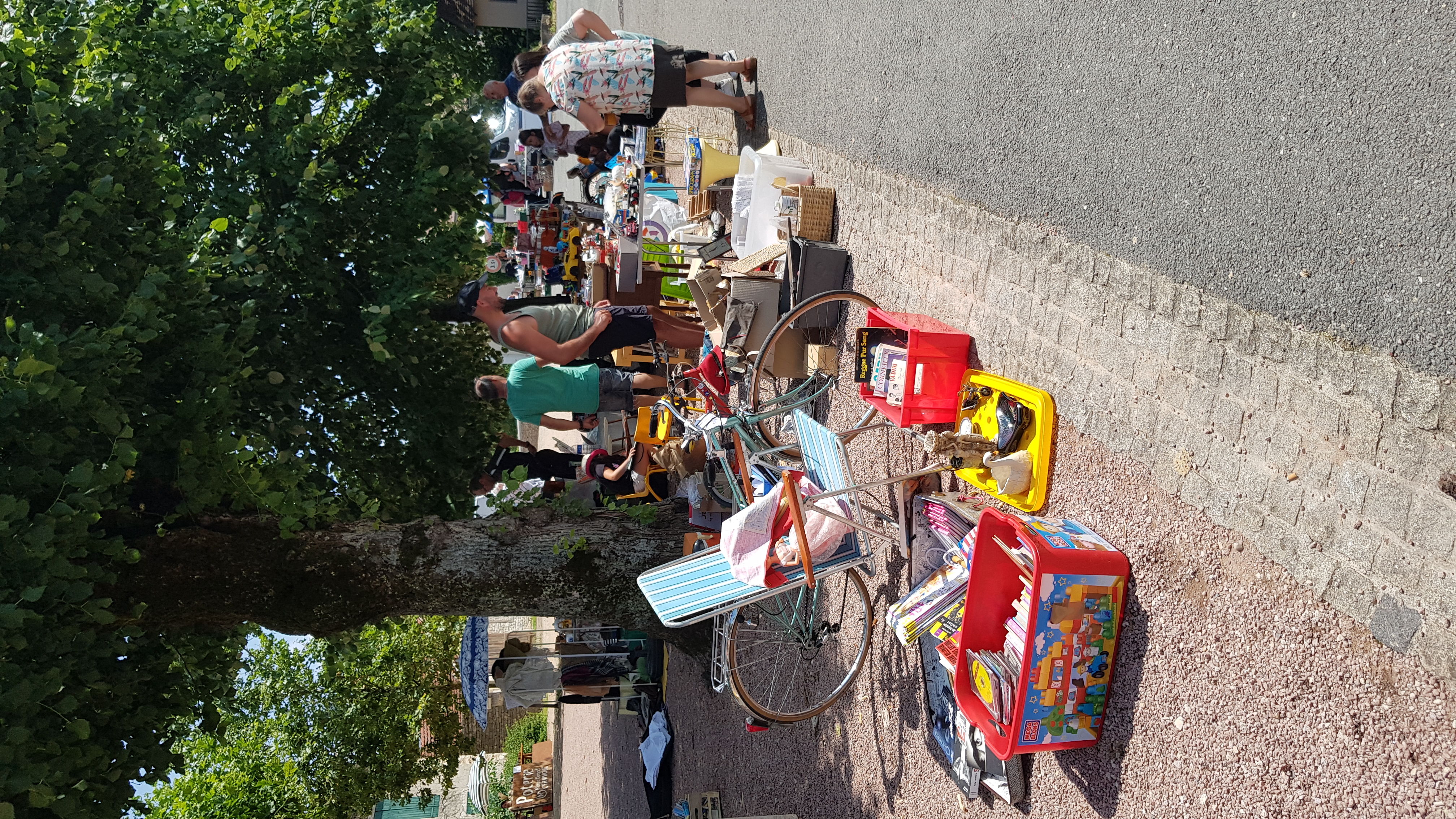 Exposants sous les tilleuls de la place du Villars