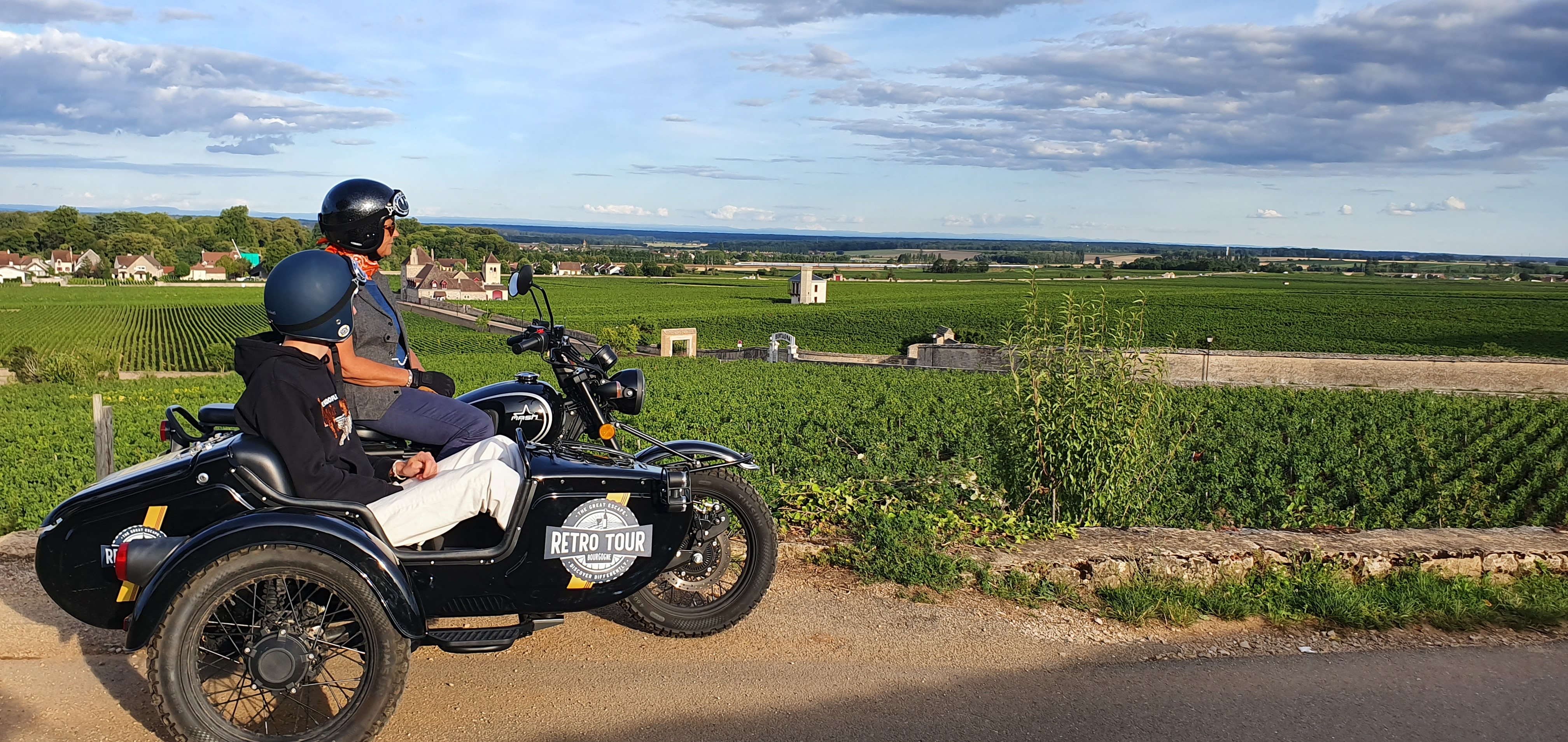 EXCURSIONS EN SIDE-CAR DANS LE VIGNOBLE – ESCAPADE EN CÔTE DE NUITS