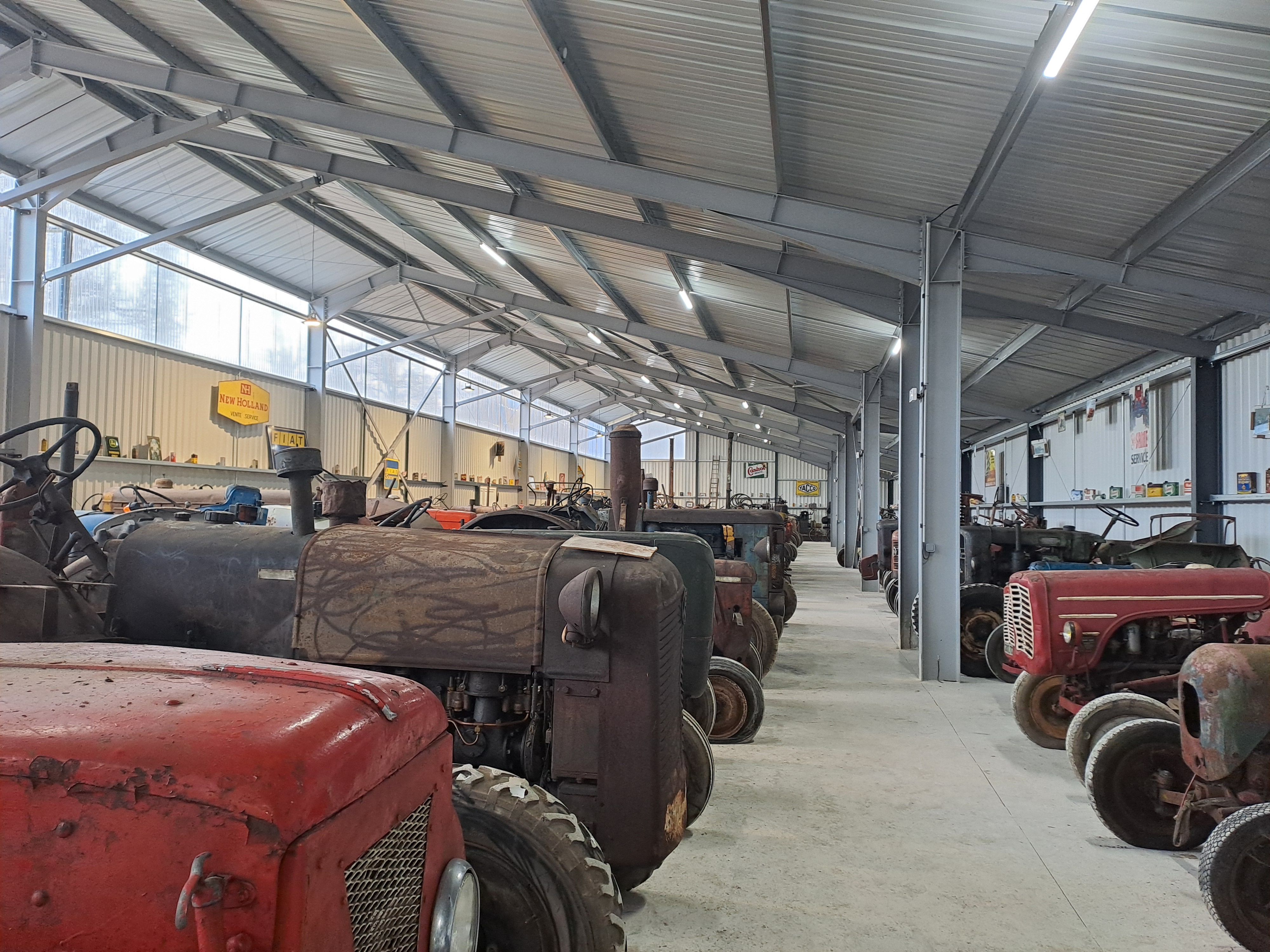 Ferme du tracteur et matériel agricole anciens