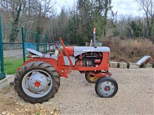 Ferme du tracteur et matériel agricole anciens