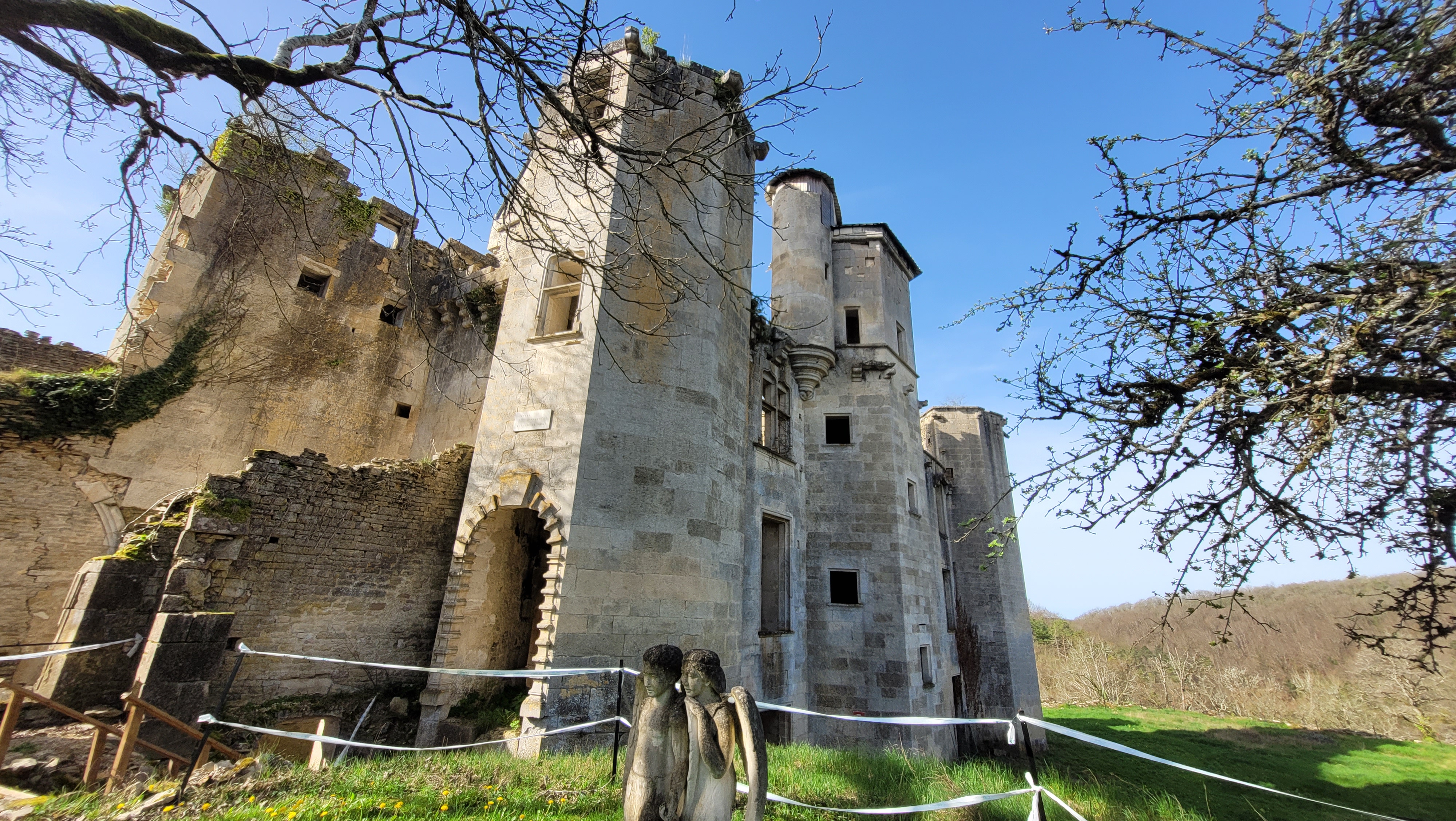 vue sur le logis seigneurial de la basse cour