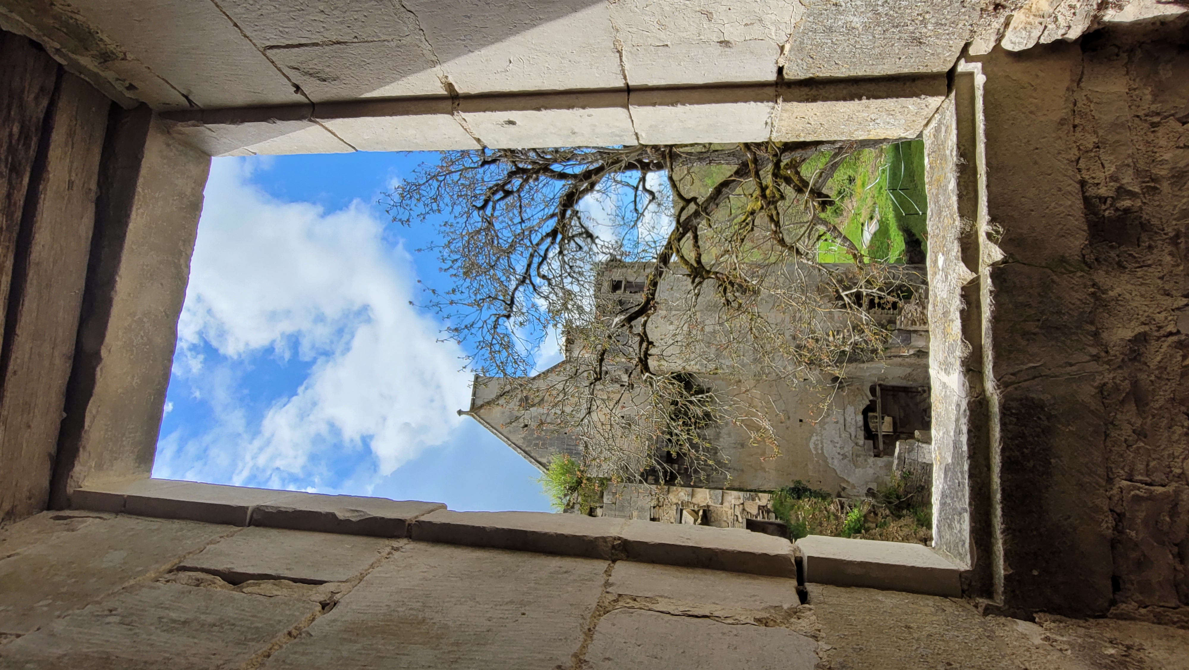 vue d'une fenêtre des communs