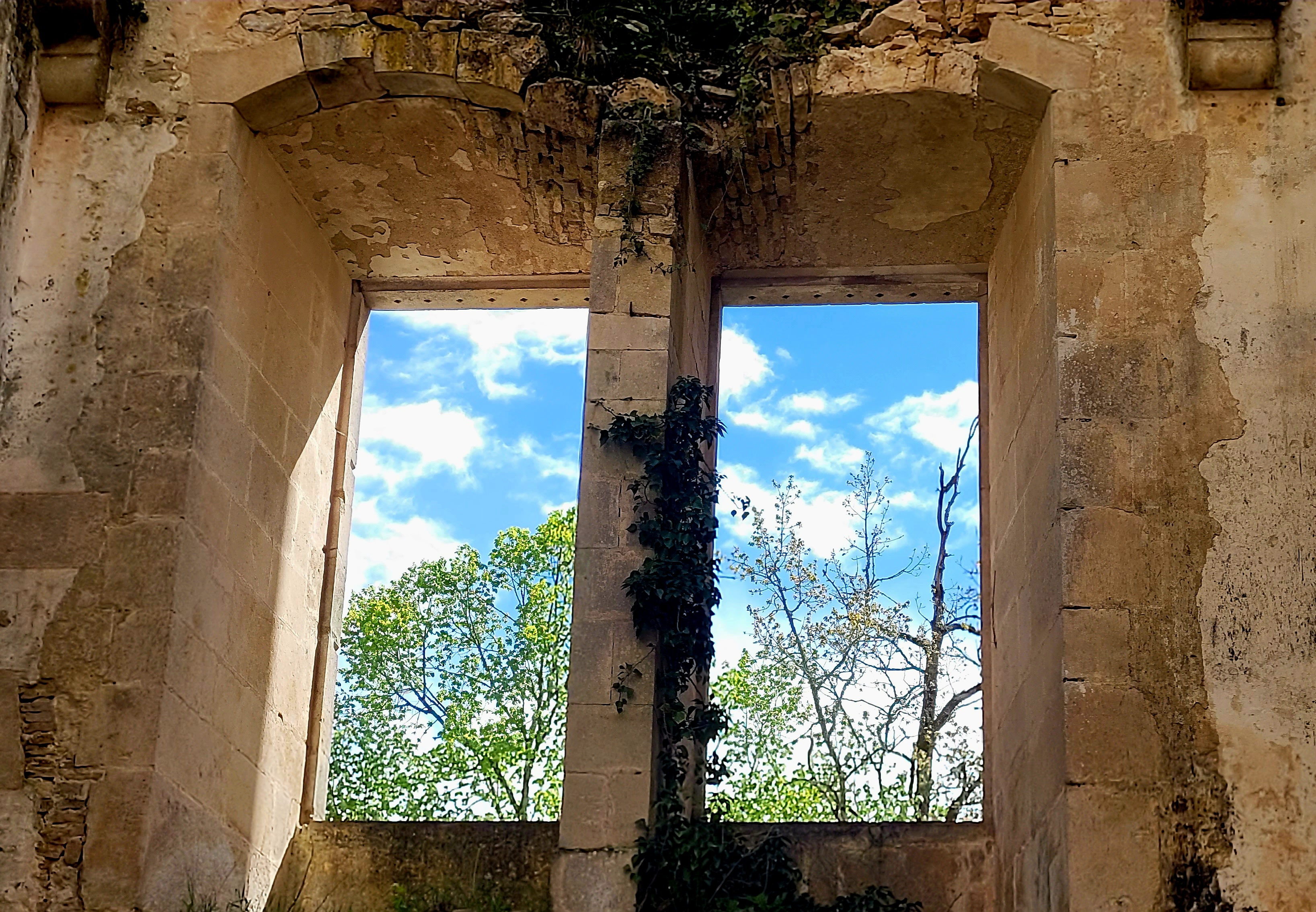 charme romantique des vieilles pierres et de la nature