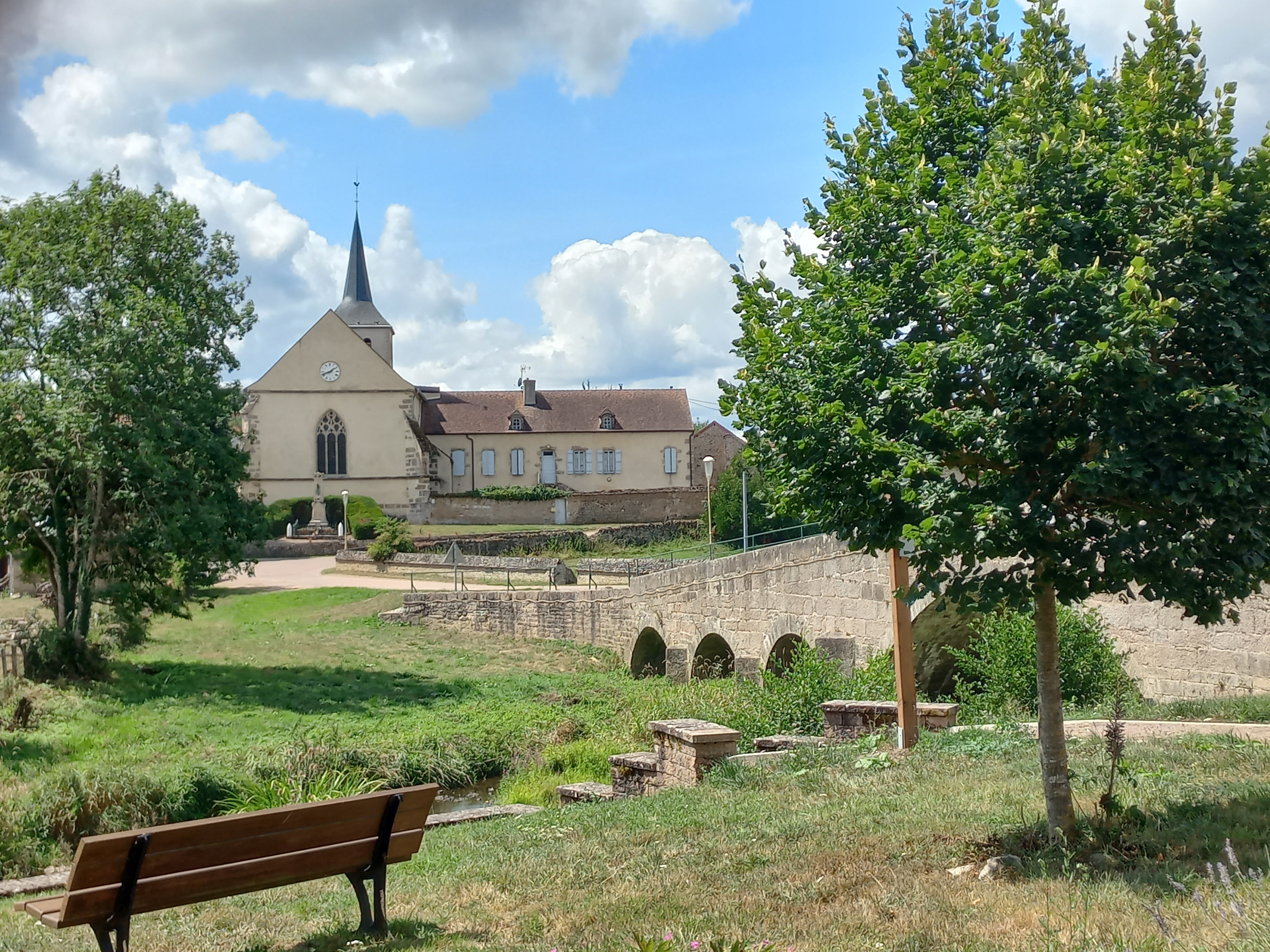 Eglise et pont Vic-sous-Thil