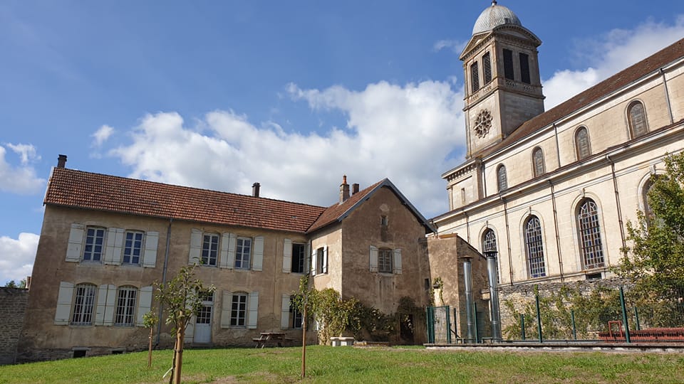 Derrière l'église de Dampierre-sur-Linotte