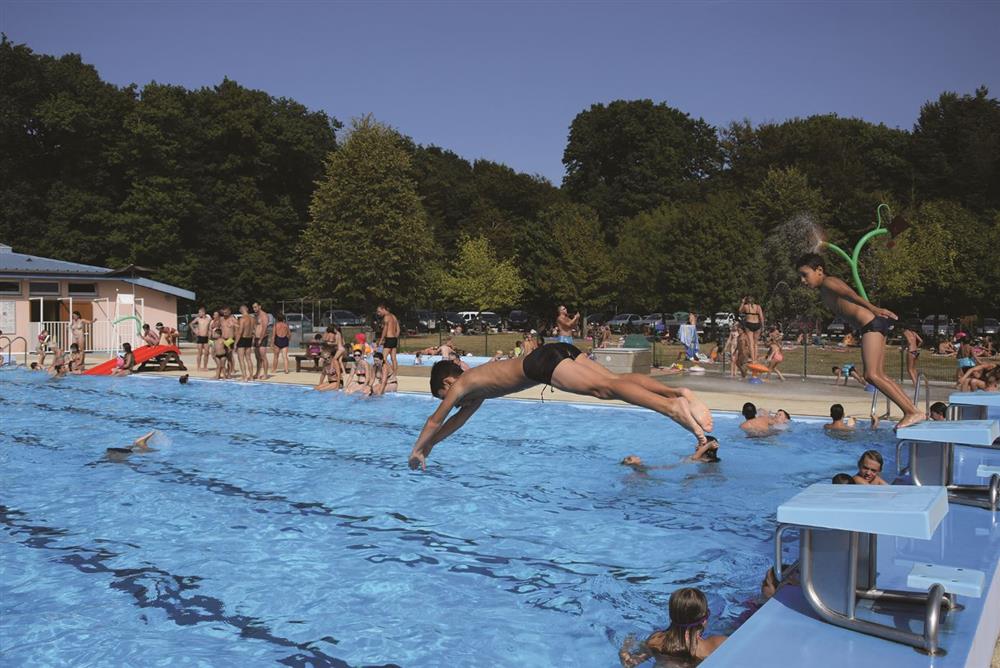 Piscine de plein air à Chaux-la-Lotière