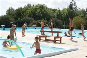 Piscine de plein air à Chaux-la-Lotière