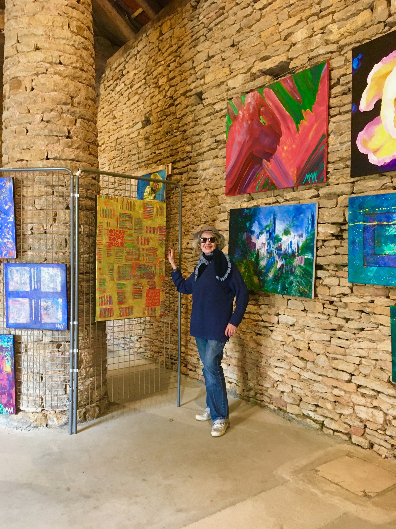 Man devant ses tableaux