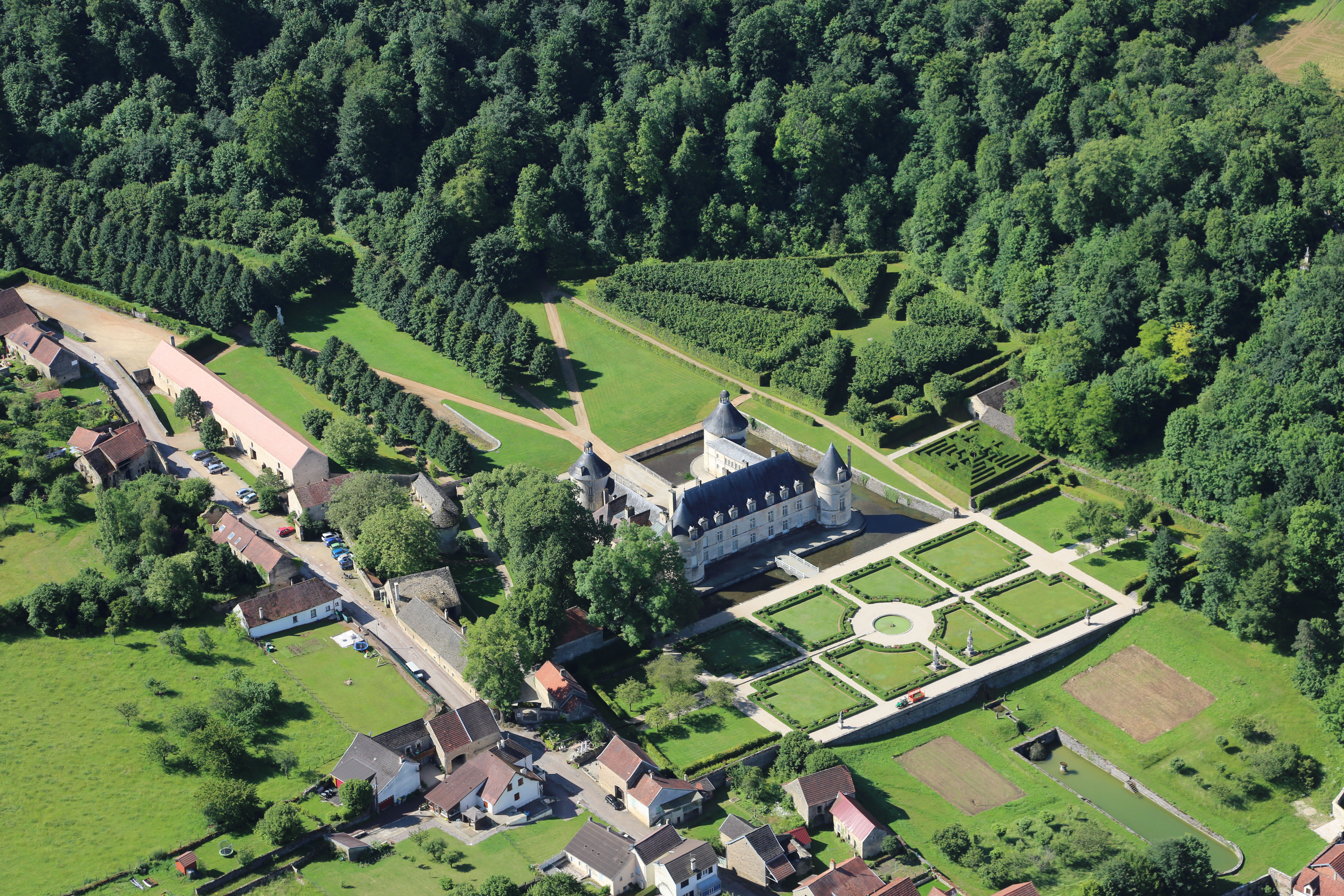 Château de Bussy-Rabutin, vue aérienne depuis le nord