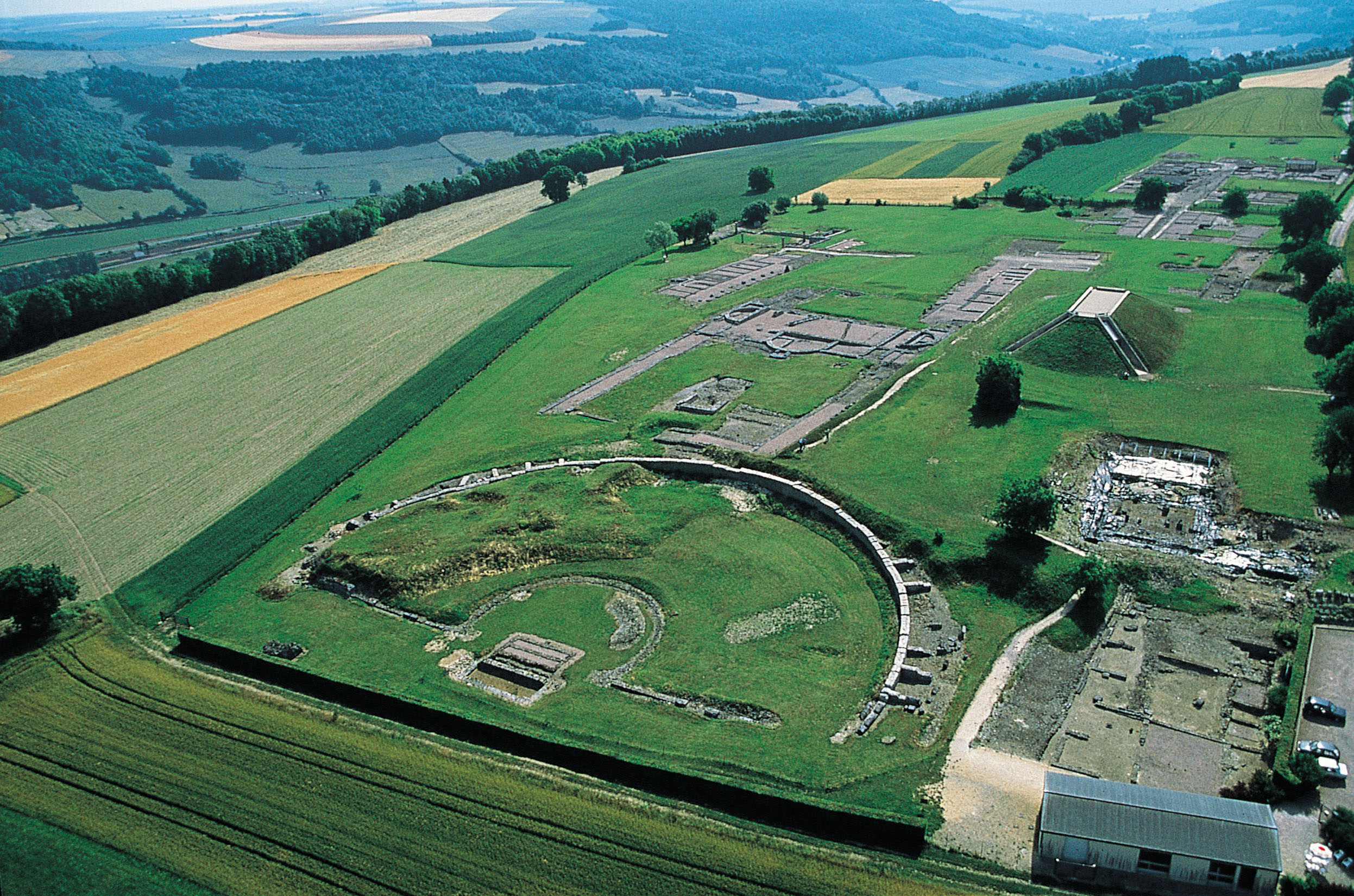 SITE D'ALESIA A ALISE-SAINTE-REINE - FOUILLES - VESTIGES DE LA VILLE GALLO-ROMAINE 