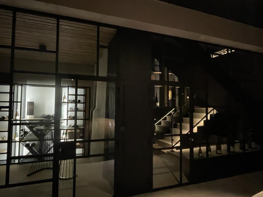 Entrée du chai à fûts des Vignerons des Terres Secrètes