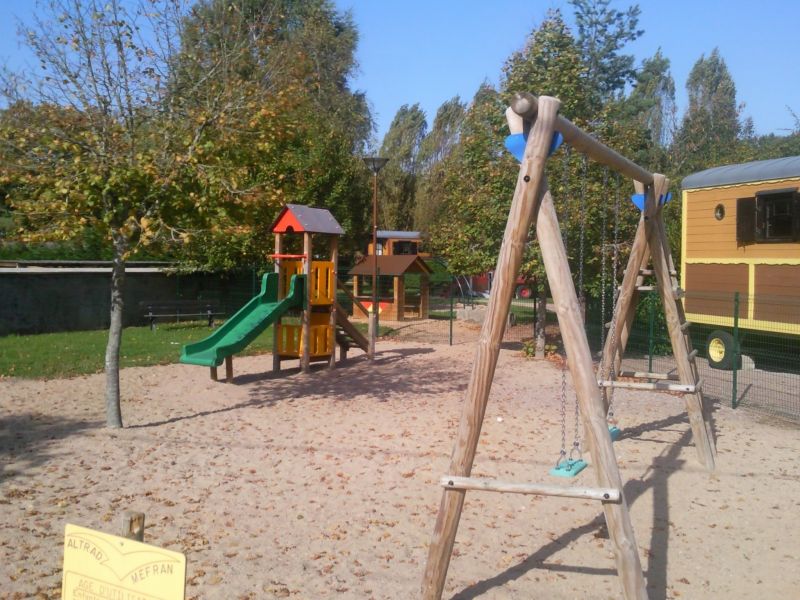 Aire de jeux pour enfants  France Bourgogne-Franche-Comté Nièvre Châtillon-en-Bazois 58110