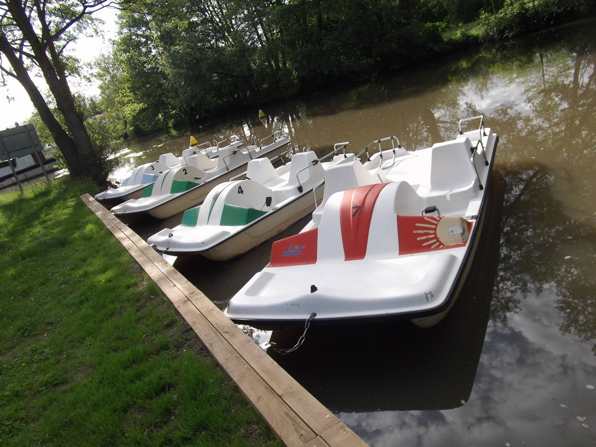 Camping Les Lancières - location de bateaux à pédales