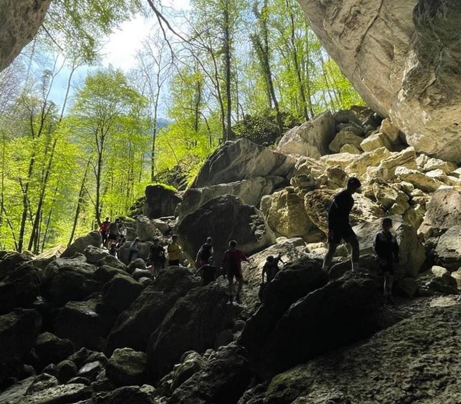 Rando et marché de producteurs : Grottes, Sources et Cascades