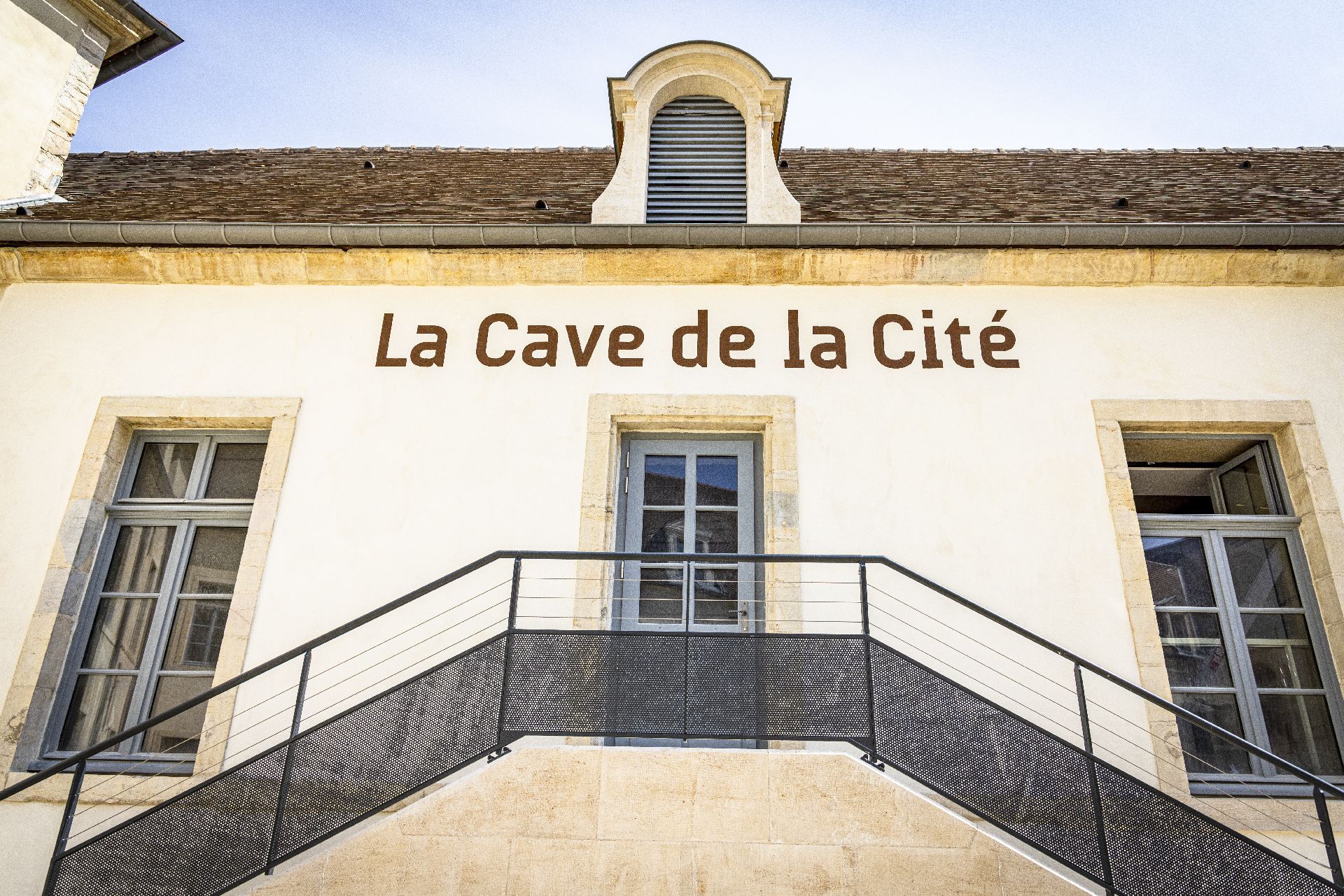 Cave-de-la-cité-extérieur