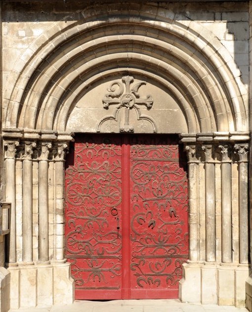Portail roman de la collégiale SAint-Martin de Chablis et la légende des fers à