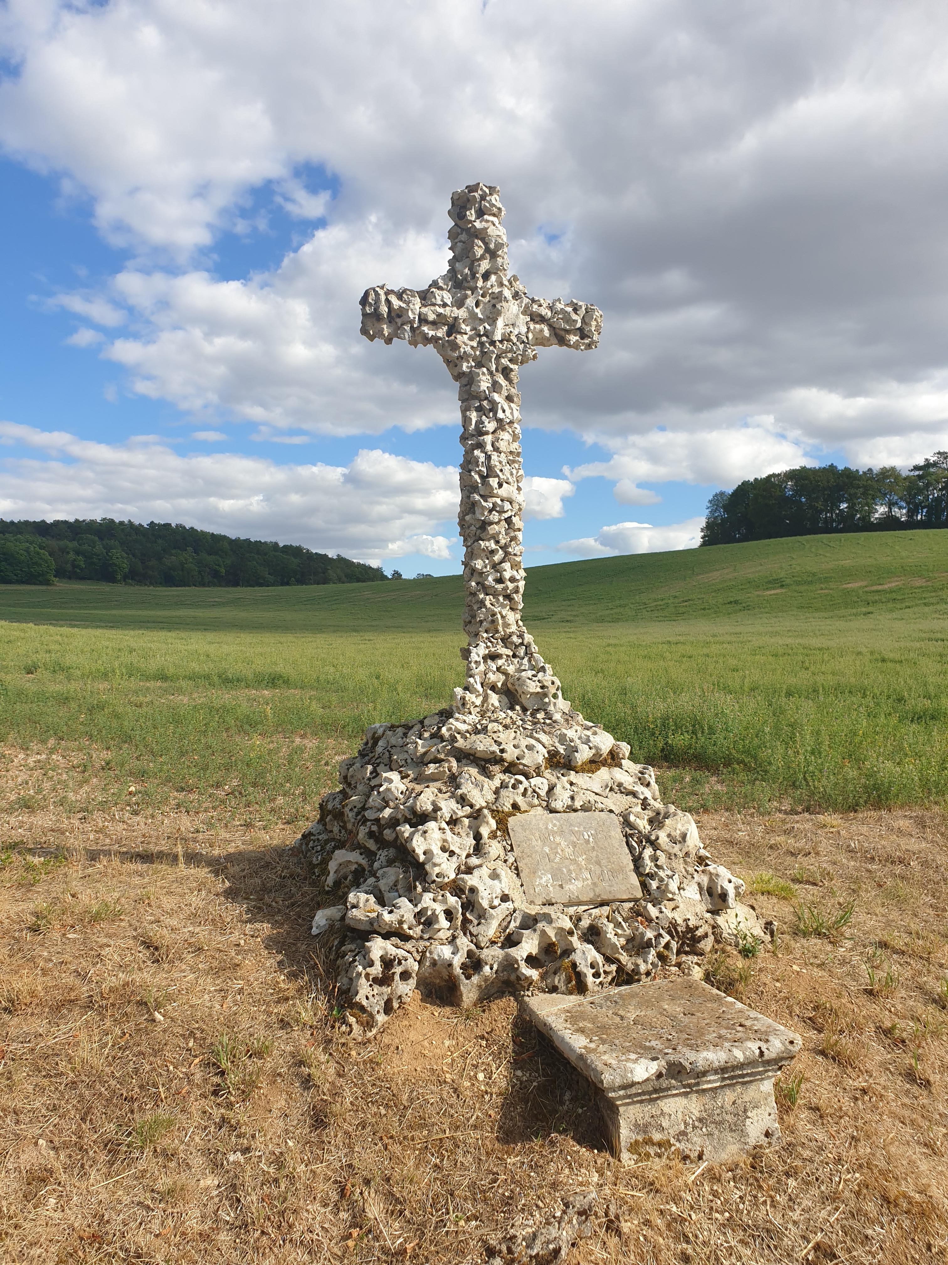 La croix Pothey - Calvaire en pierres percées