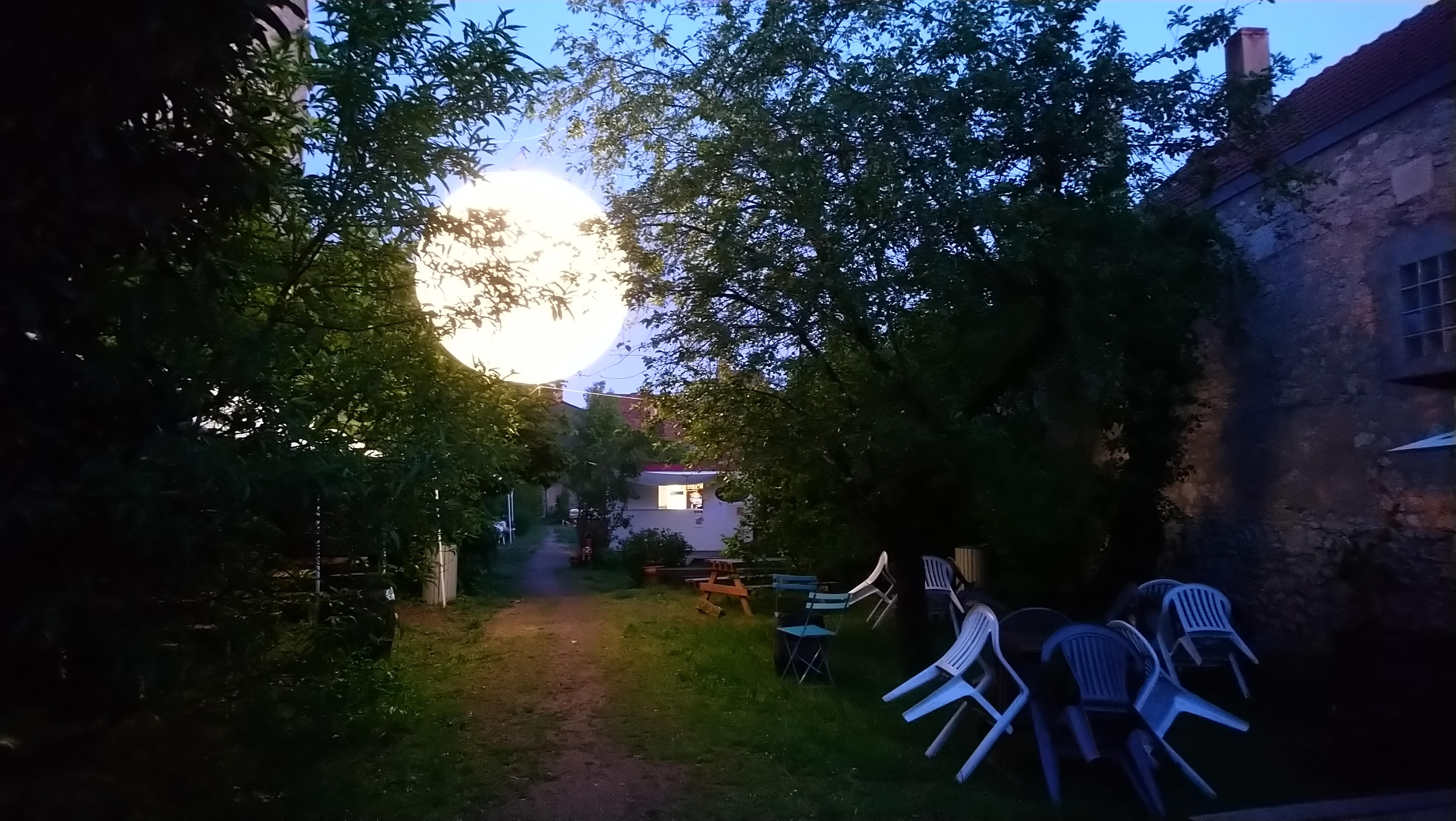 Entrée du jardin en soirée