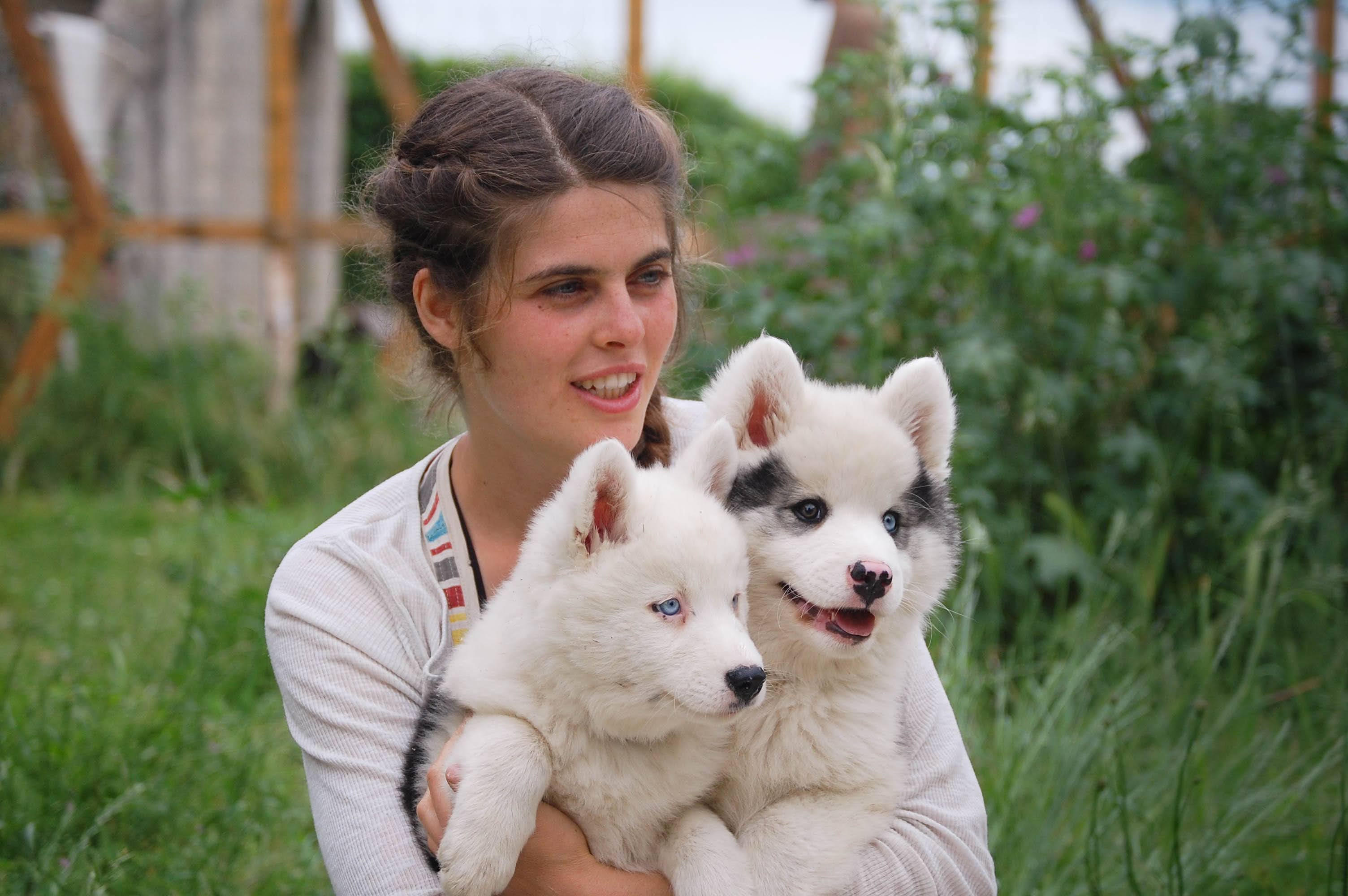 Chiots et leur éleveuse 