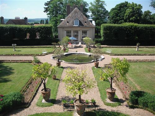 Jardin à la française du château de Jallerange