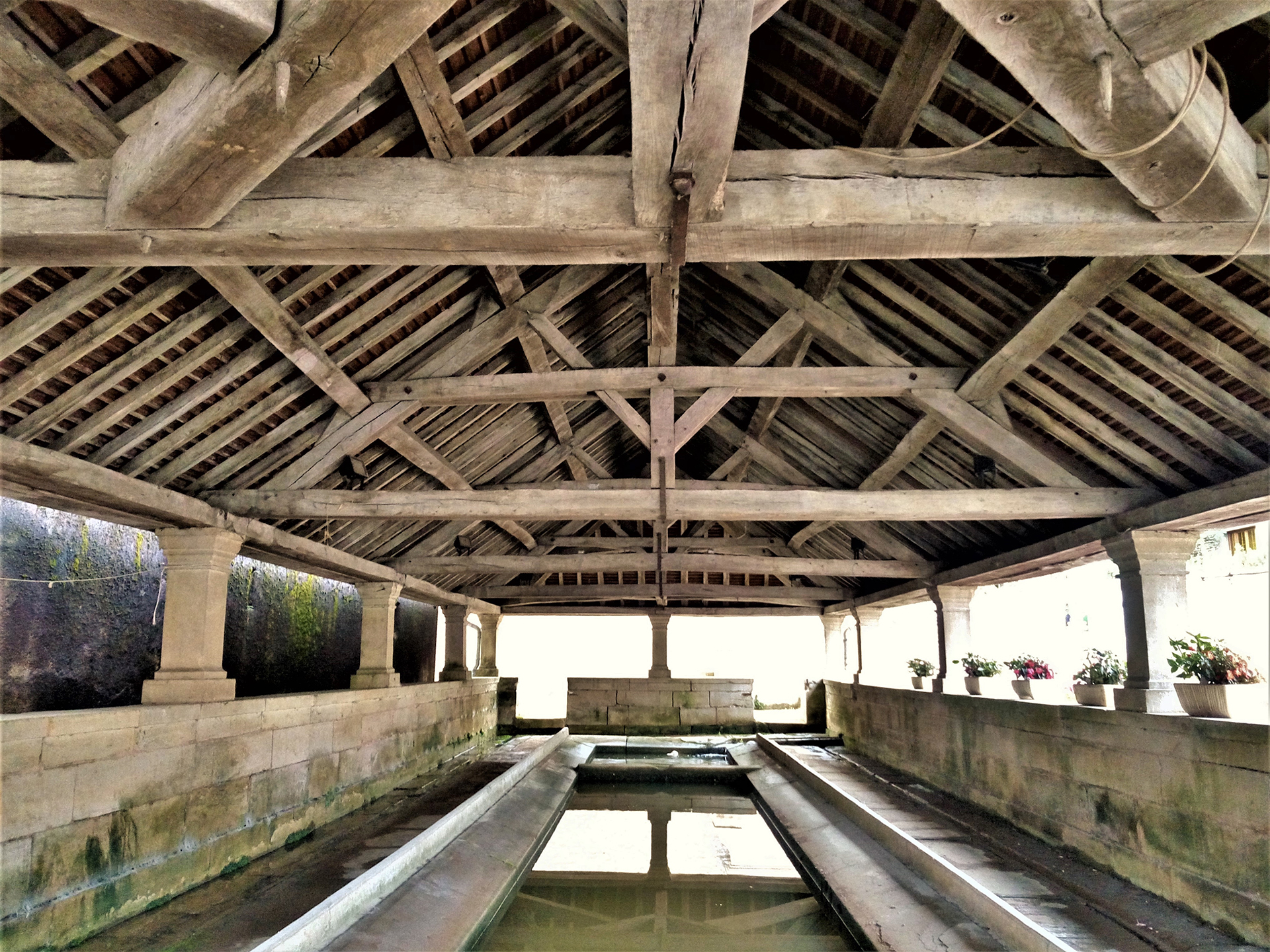 Fontaine-lavoir de Delain