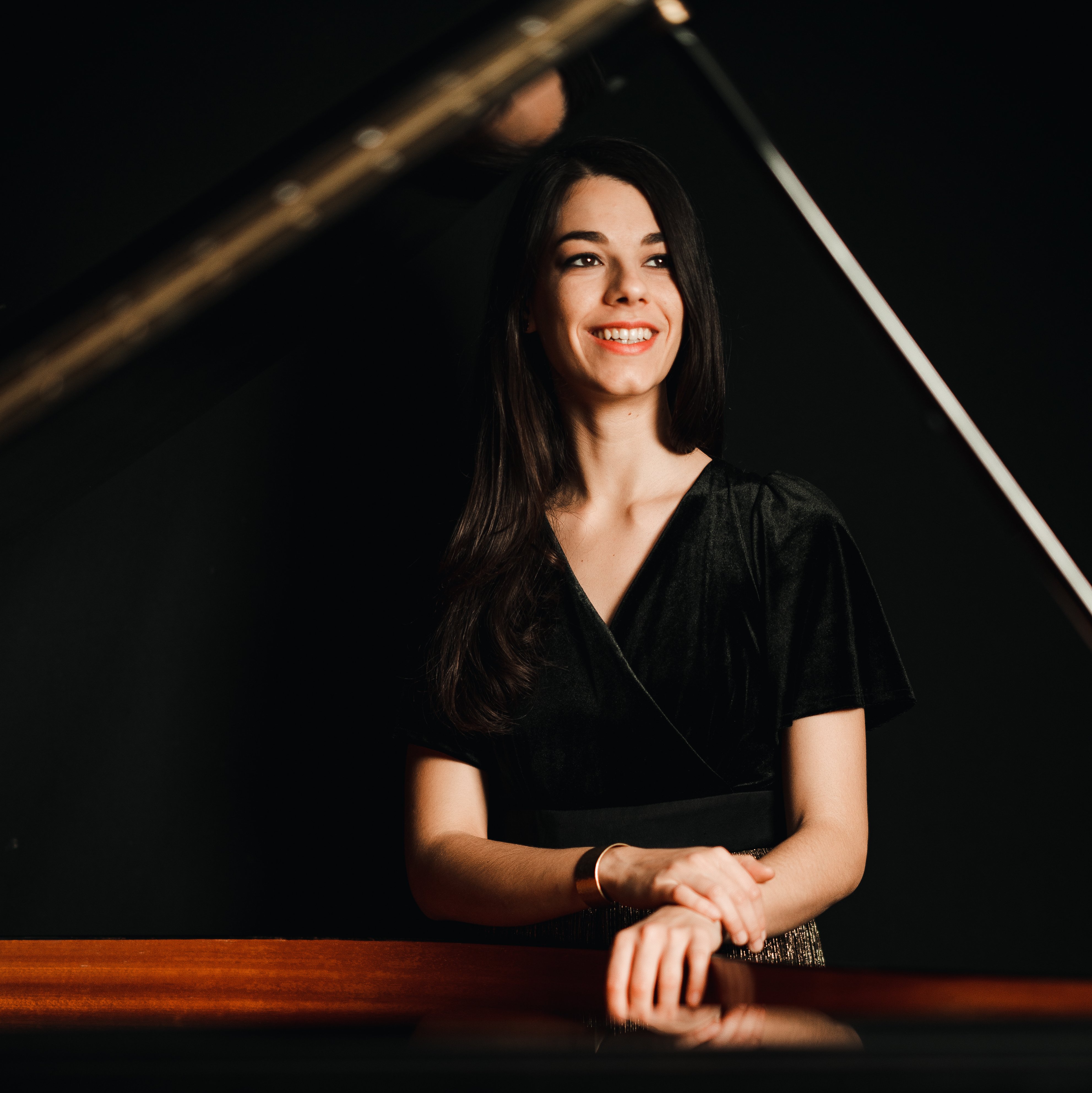 Fanny Bracco debout au piano