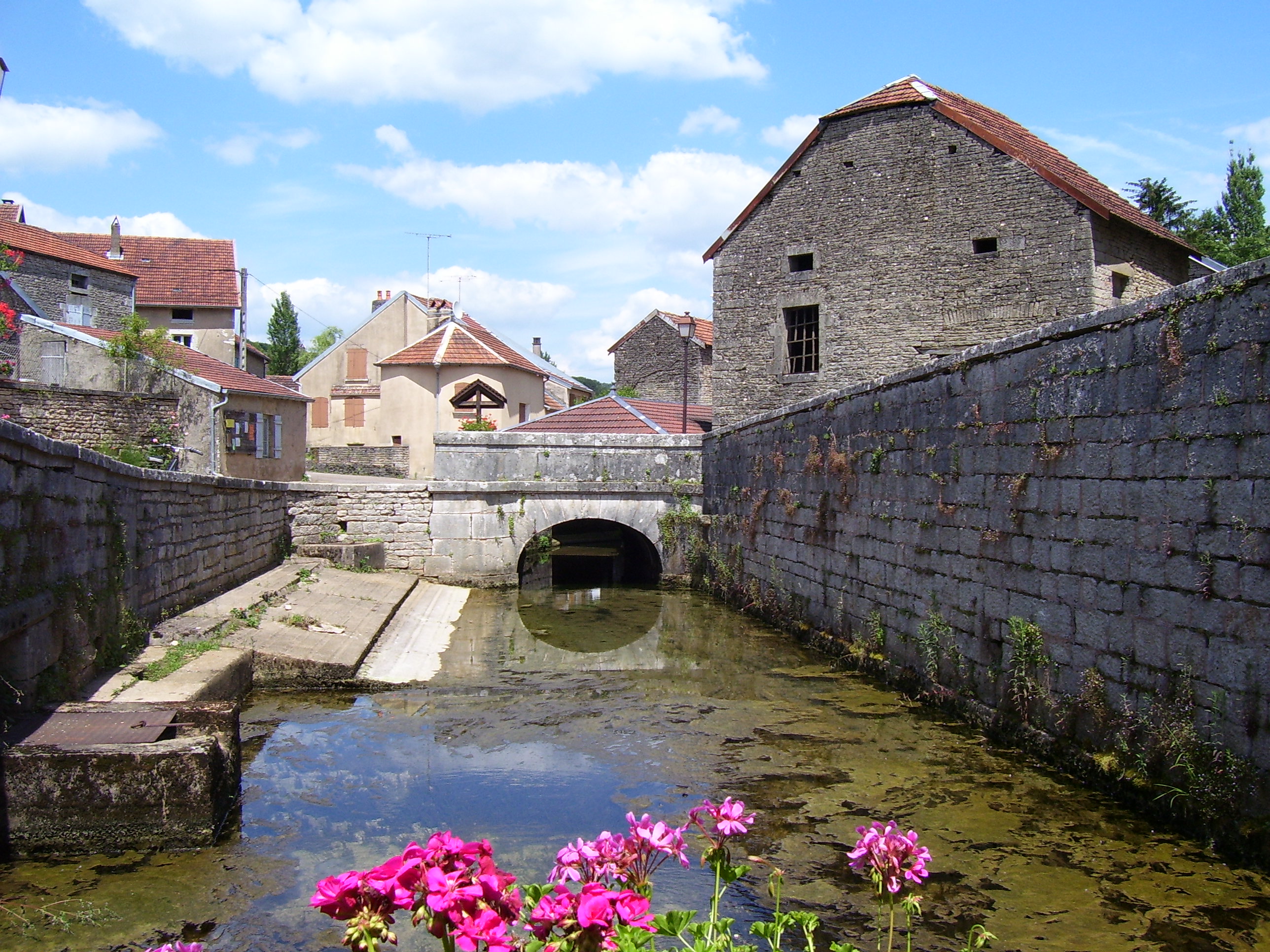 Fontaine-lavoir Saint-Jean à Leffond