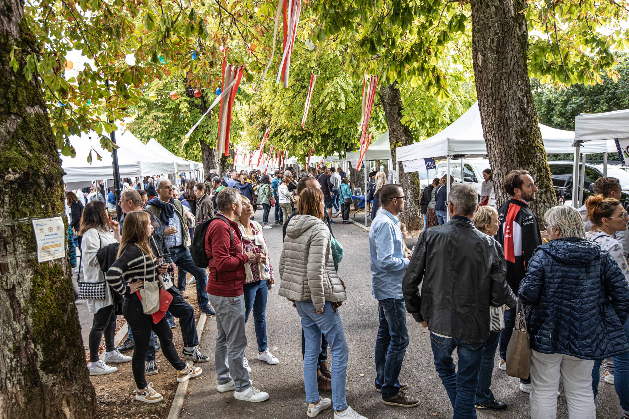 Foule en plaine dégustation