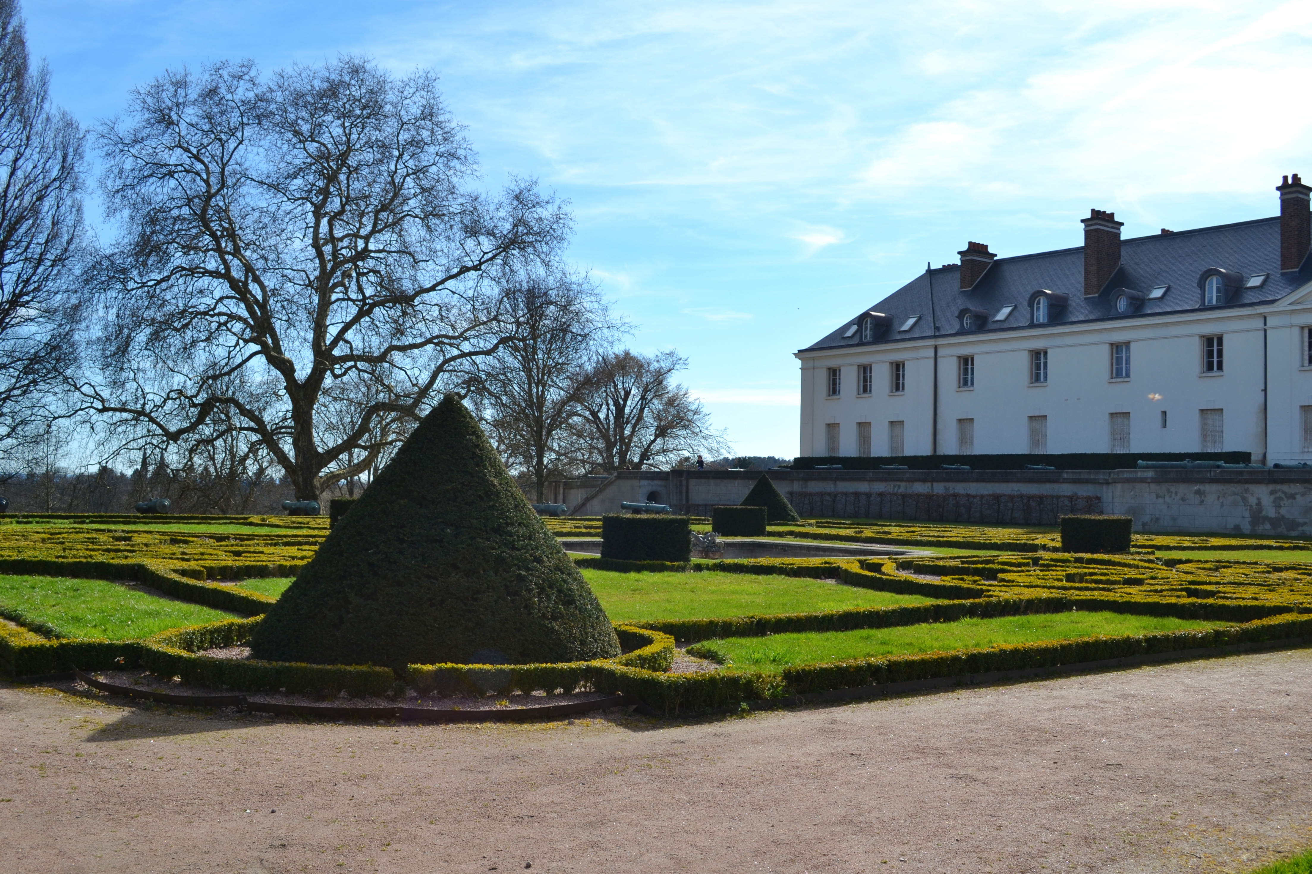 Façade du château de la Verrerie et jardin à la française, Le Creusot