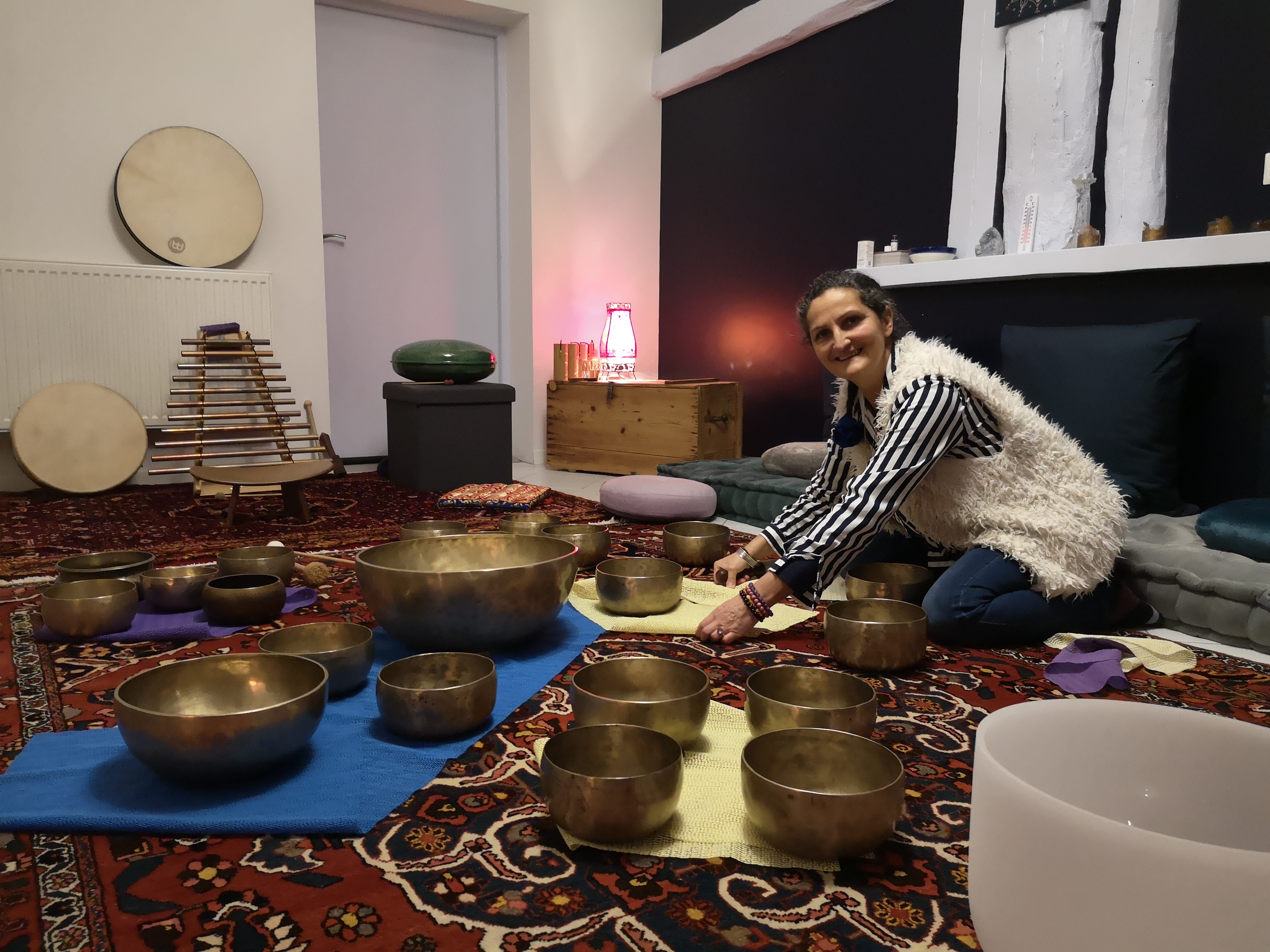 Isabelle et ses bols  chantants planétaires