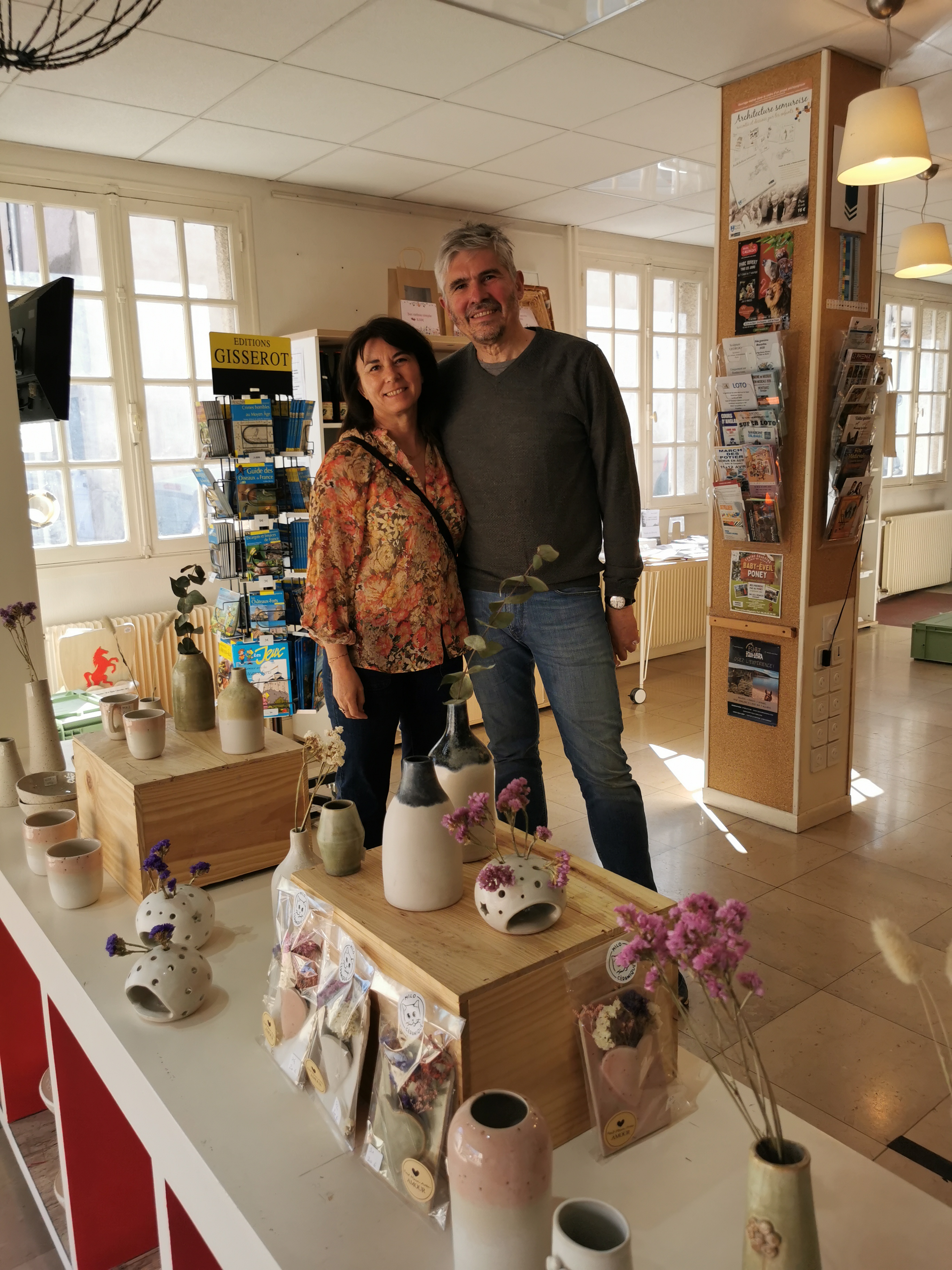 Milocéramique s'invite dans la vitrine de l'office de tourisme