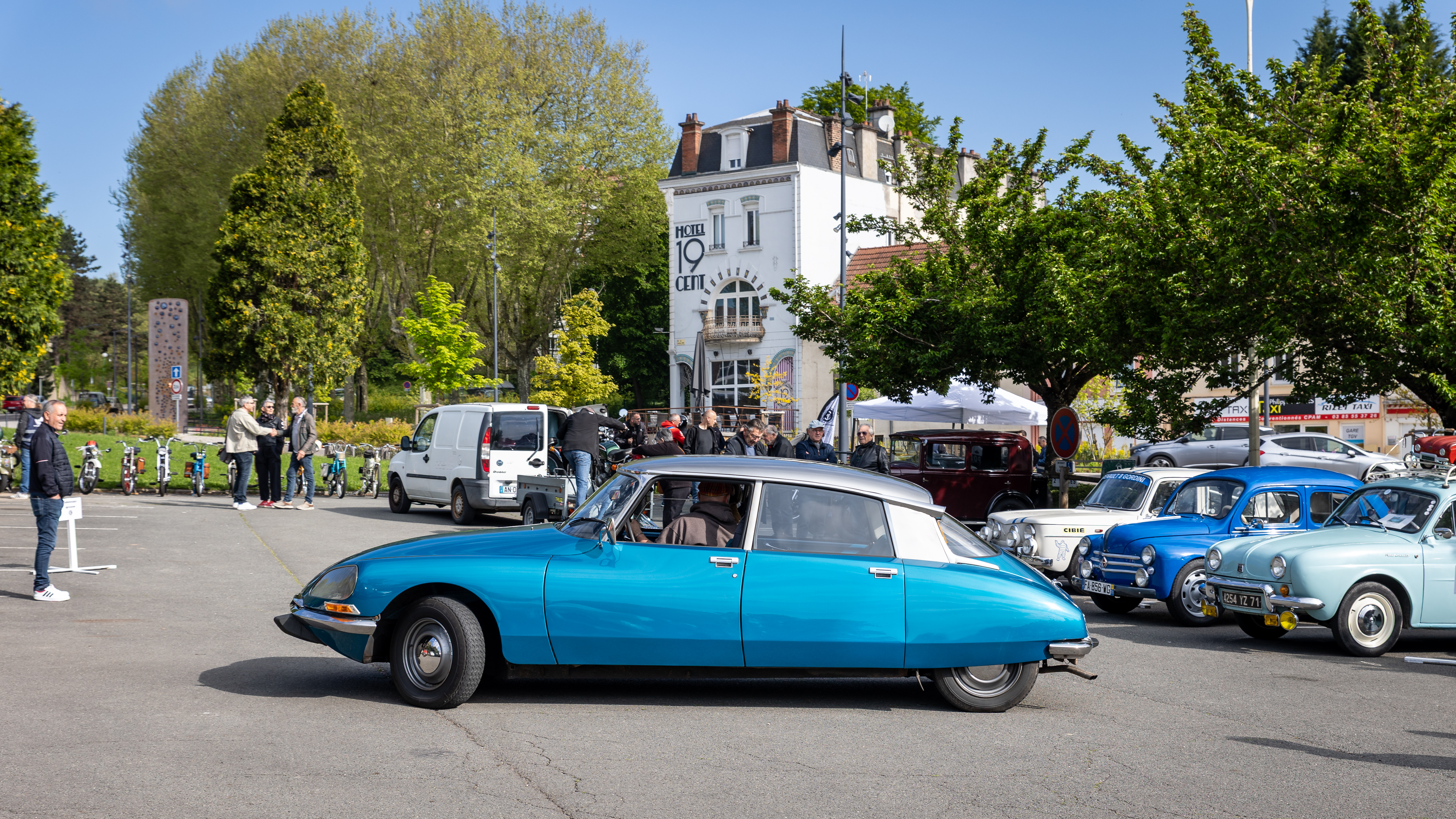 De belles Citroën devant l'hôtel 19'Cent