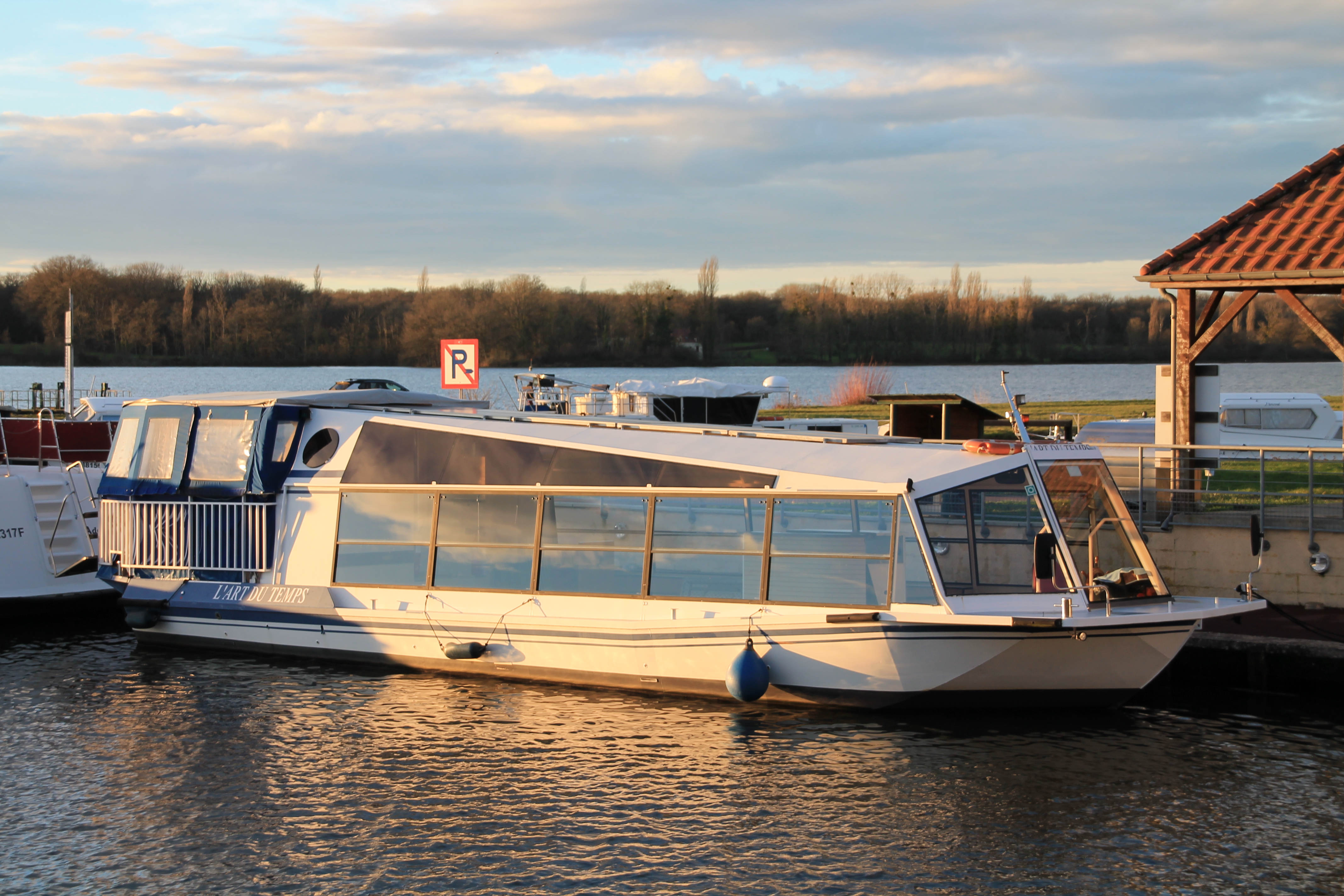 Bateau-promenade "l'Art du Temps" sur le Canal du Nivernais