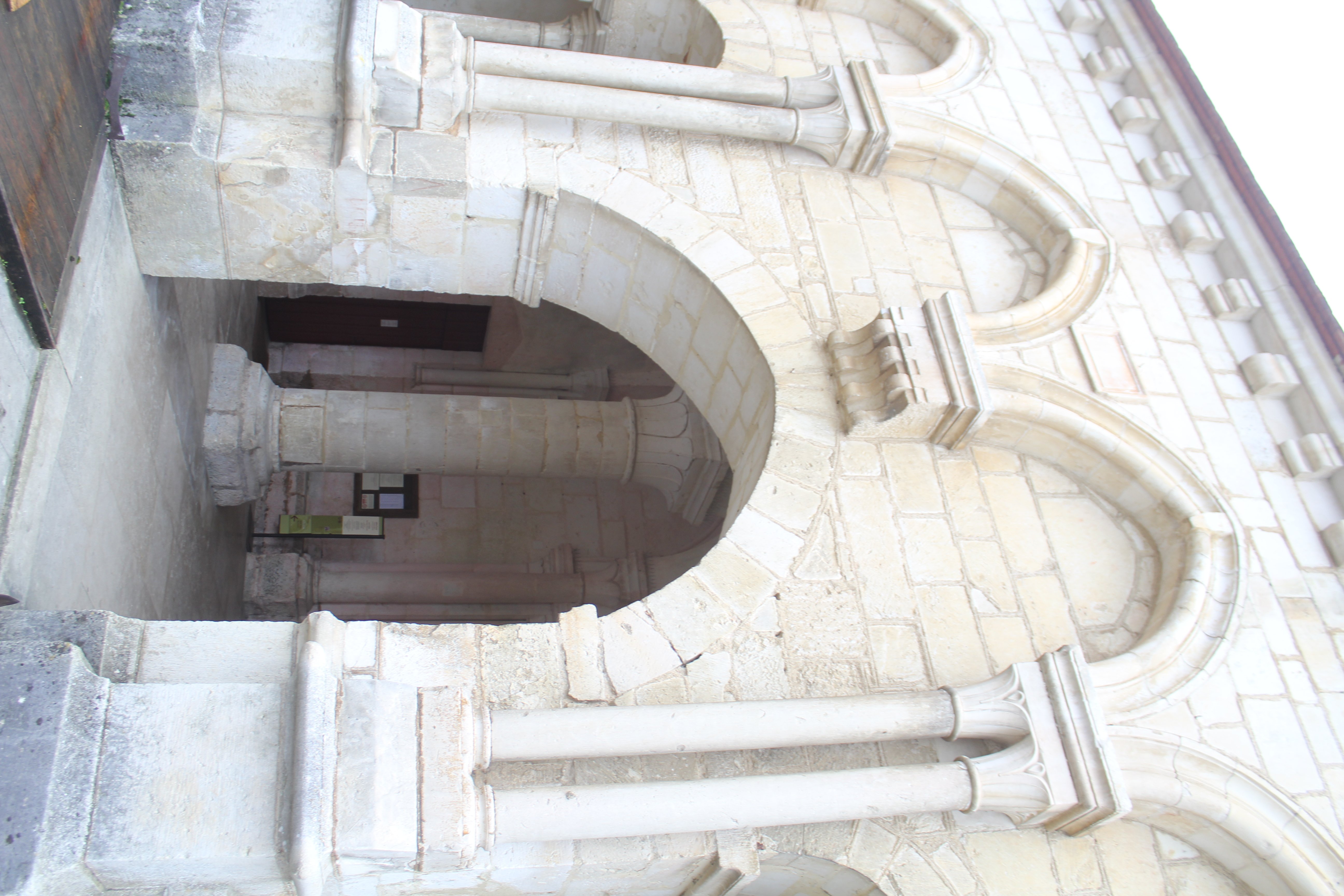 entrée abbatiale de pontigny