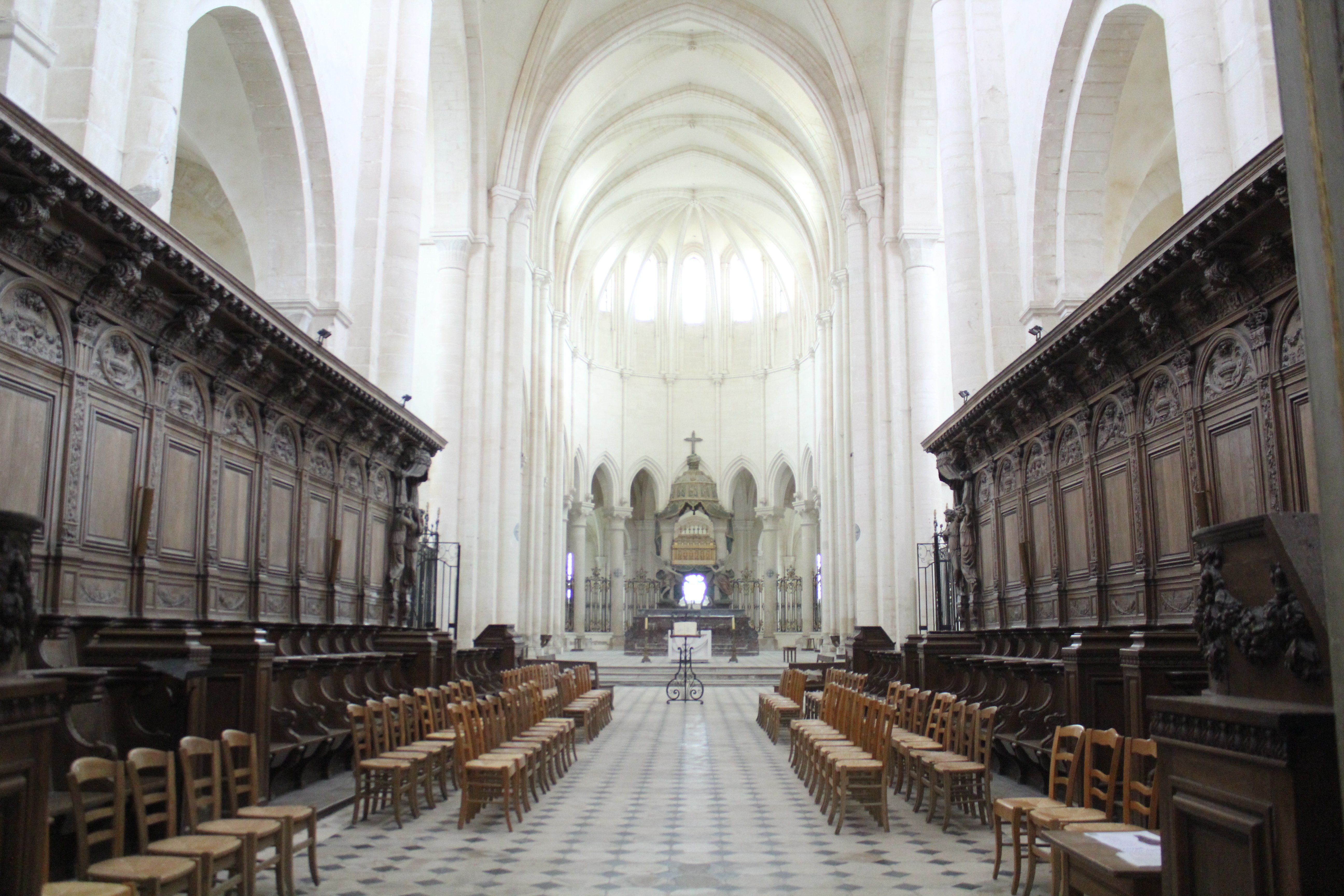 intérieur abbatiale de pontigny