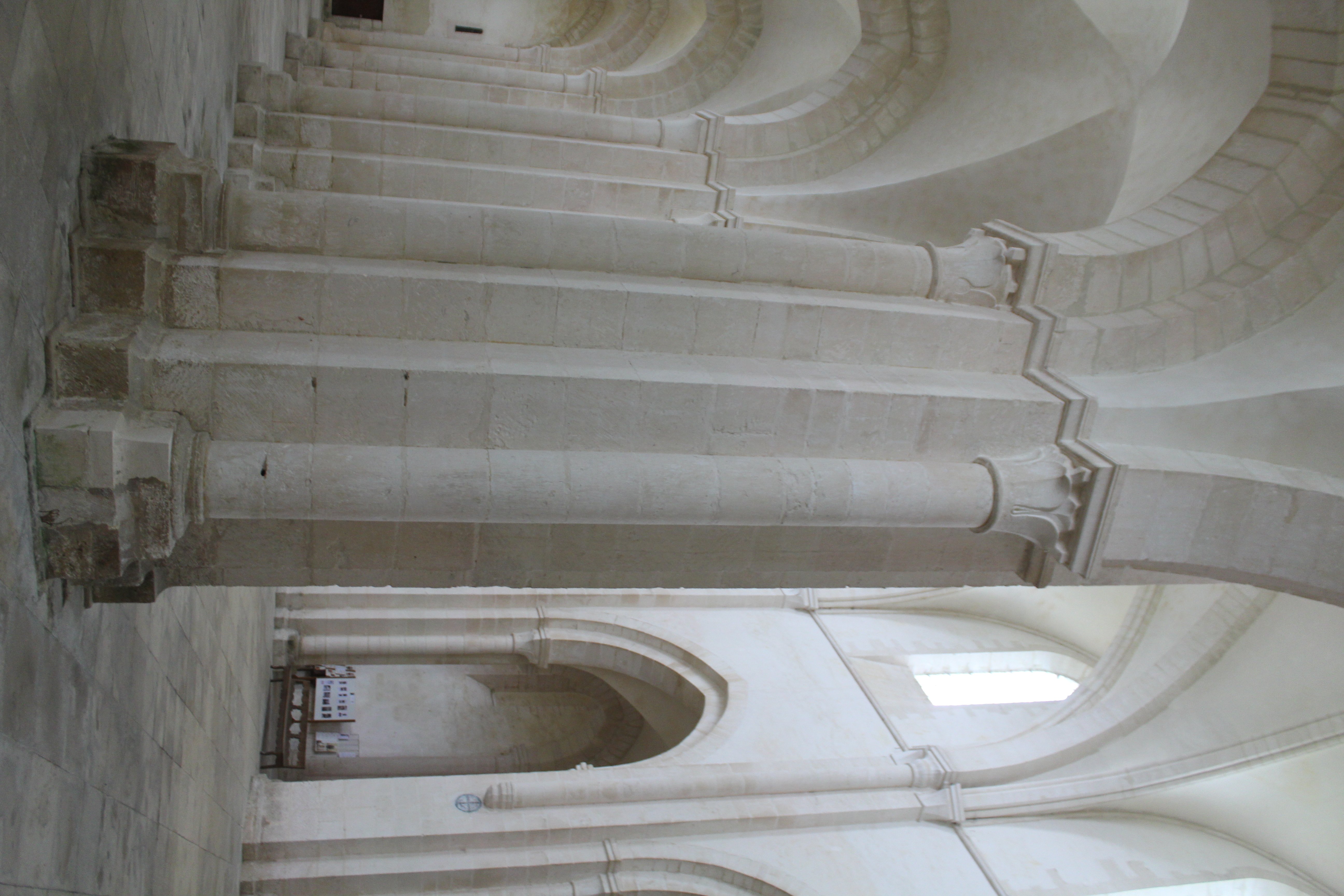 intérieur abbatiale de pontigny
